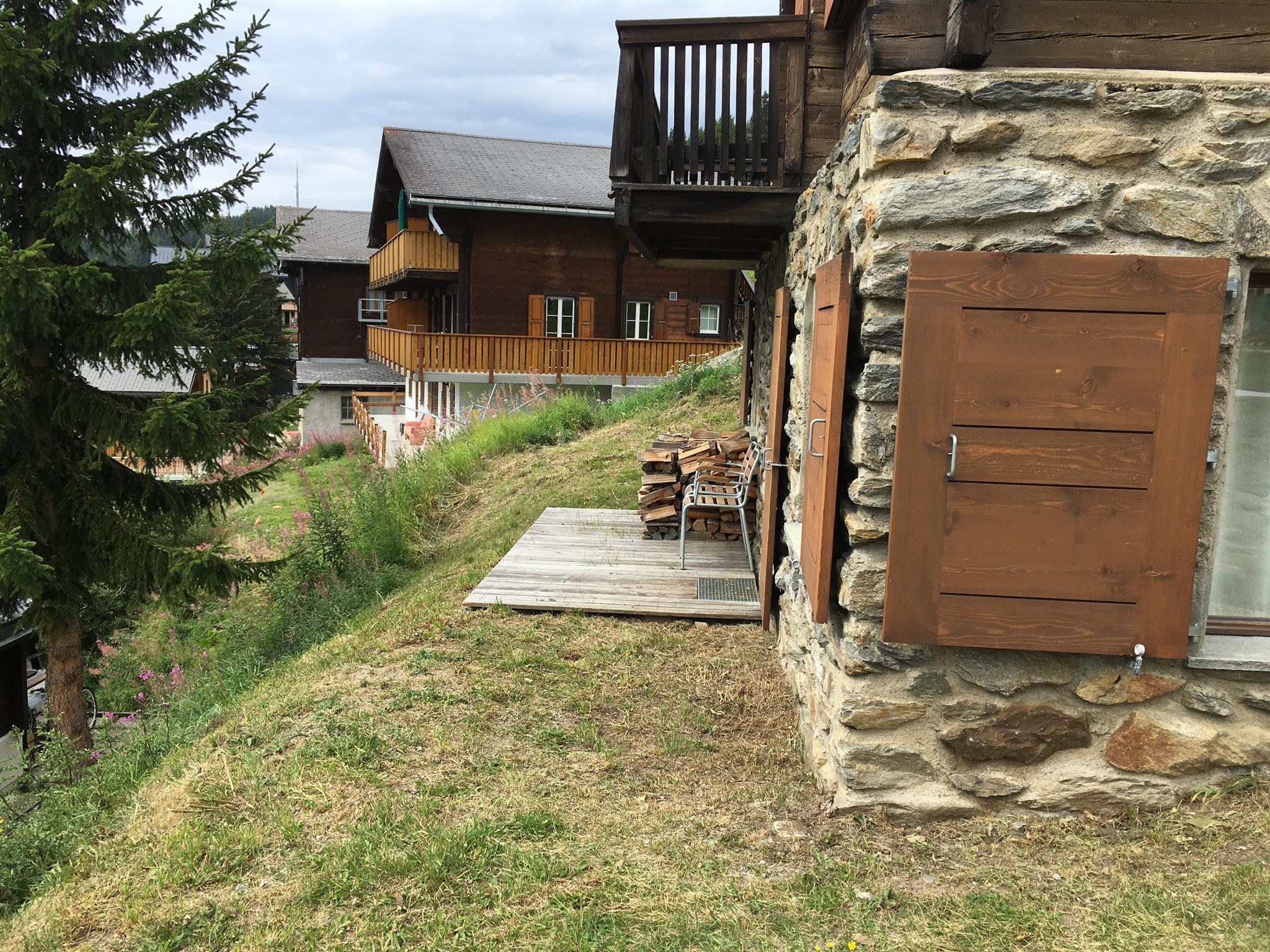 Bergidyll Parterre - Sitzplatz vor der Wohnung