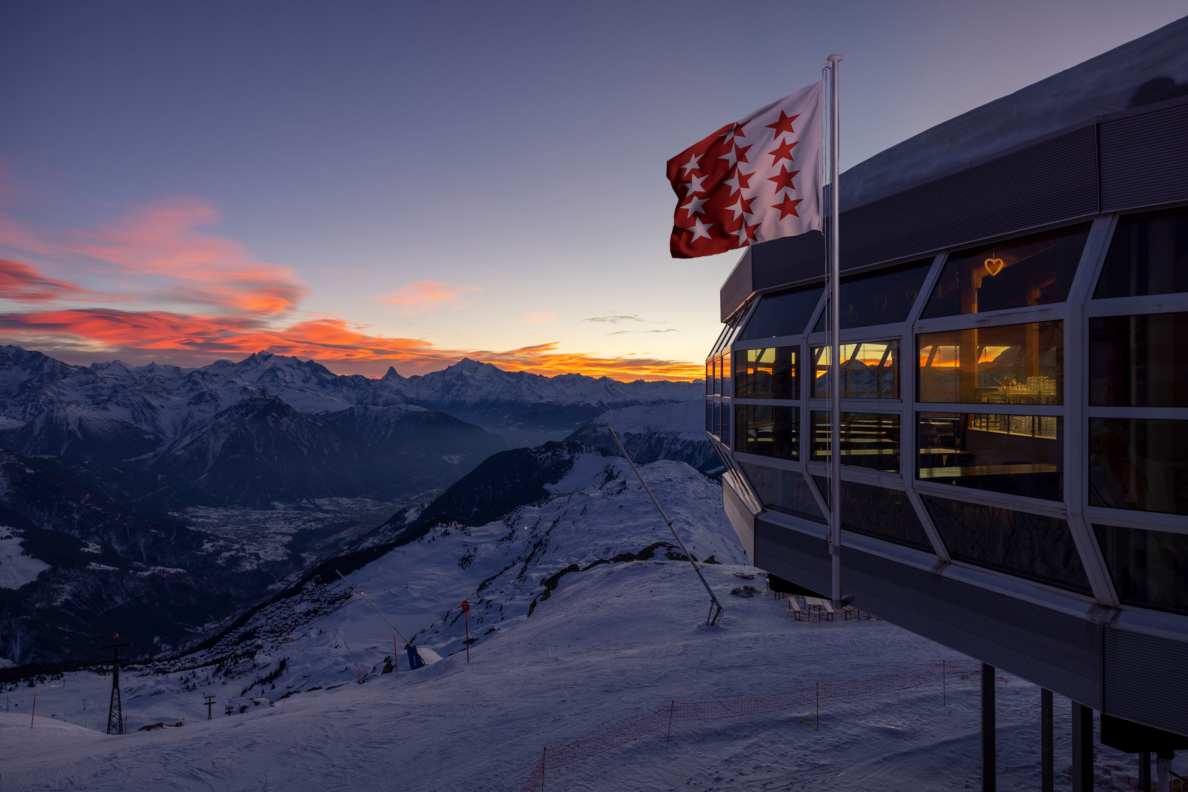 Panoramarestaurant Bettmerhorn im Sonnenuntergang mit Walliser Flagge