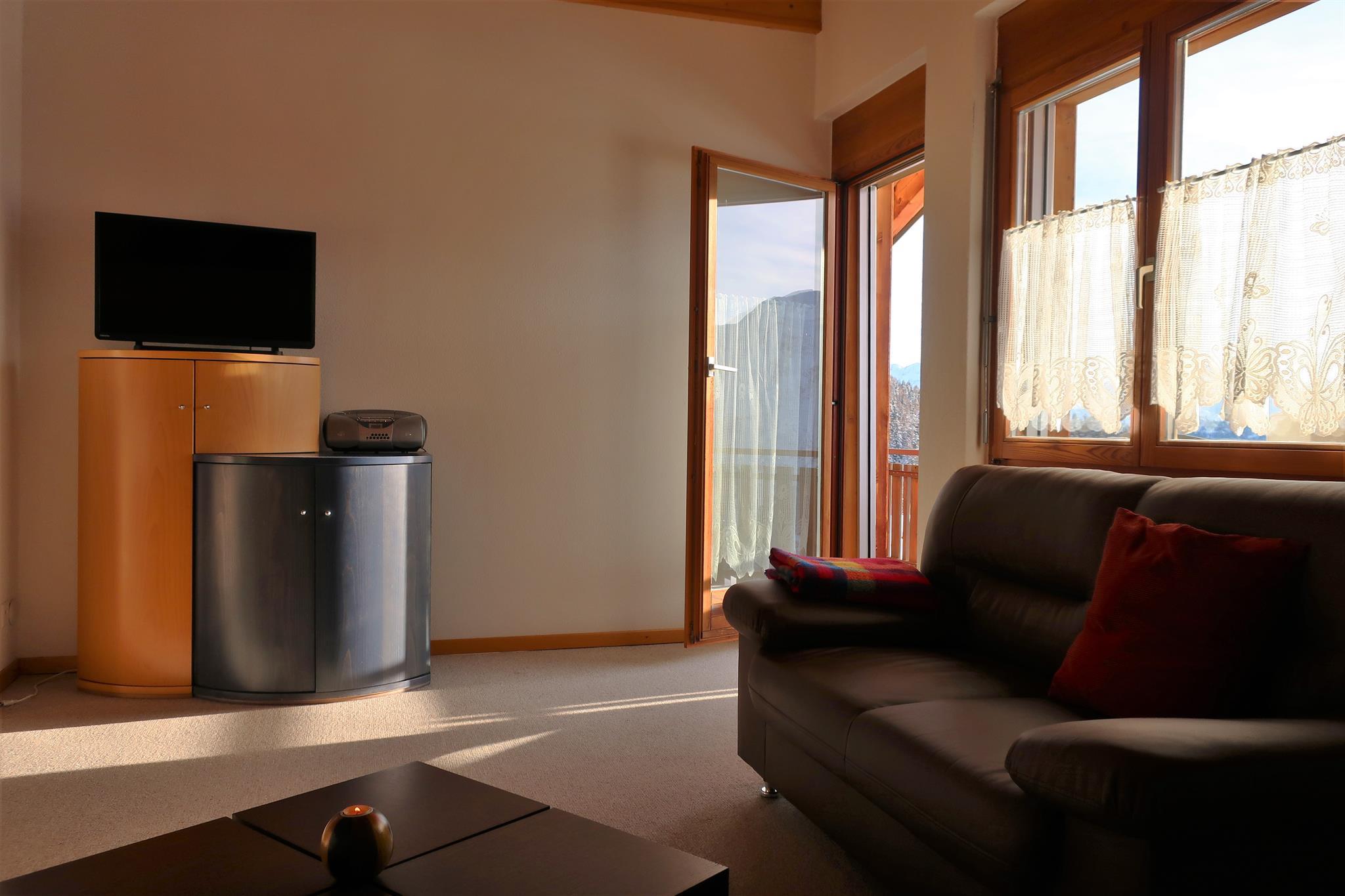 Farfalla DG - Wohnzimmer mit Südbalkon