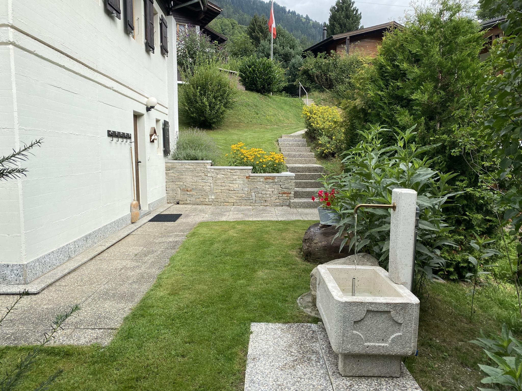 Adele - Eingang mit Brunnen