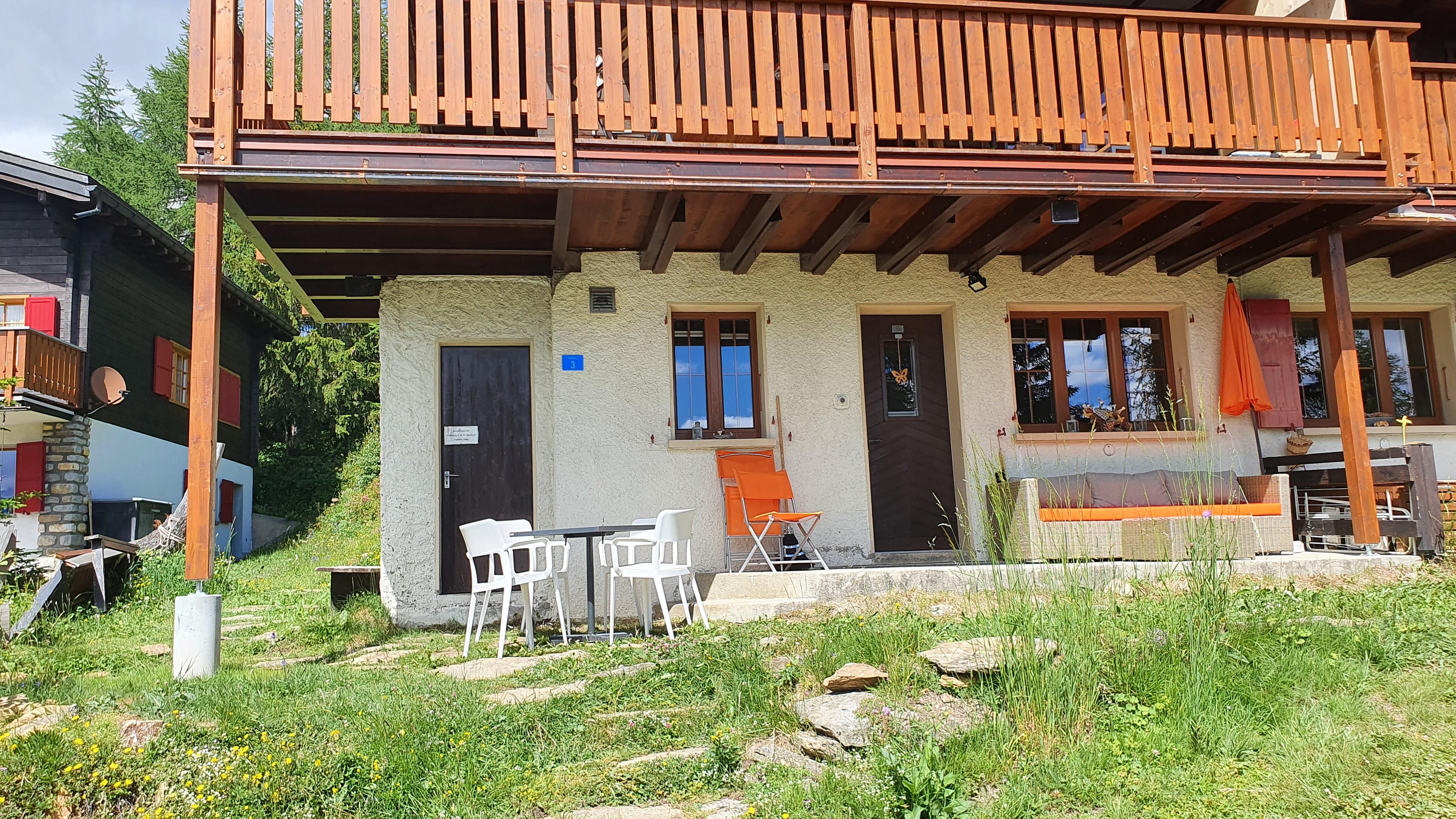 Waldegg (Bernhard Erdgeschoss West) - Sitzplatz vor der Wohnung