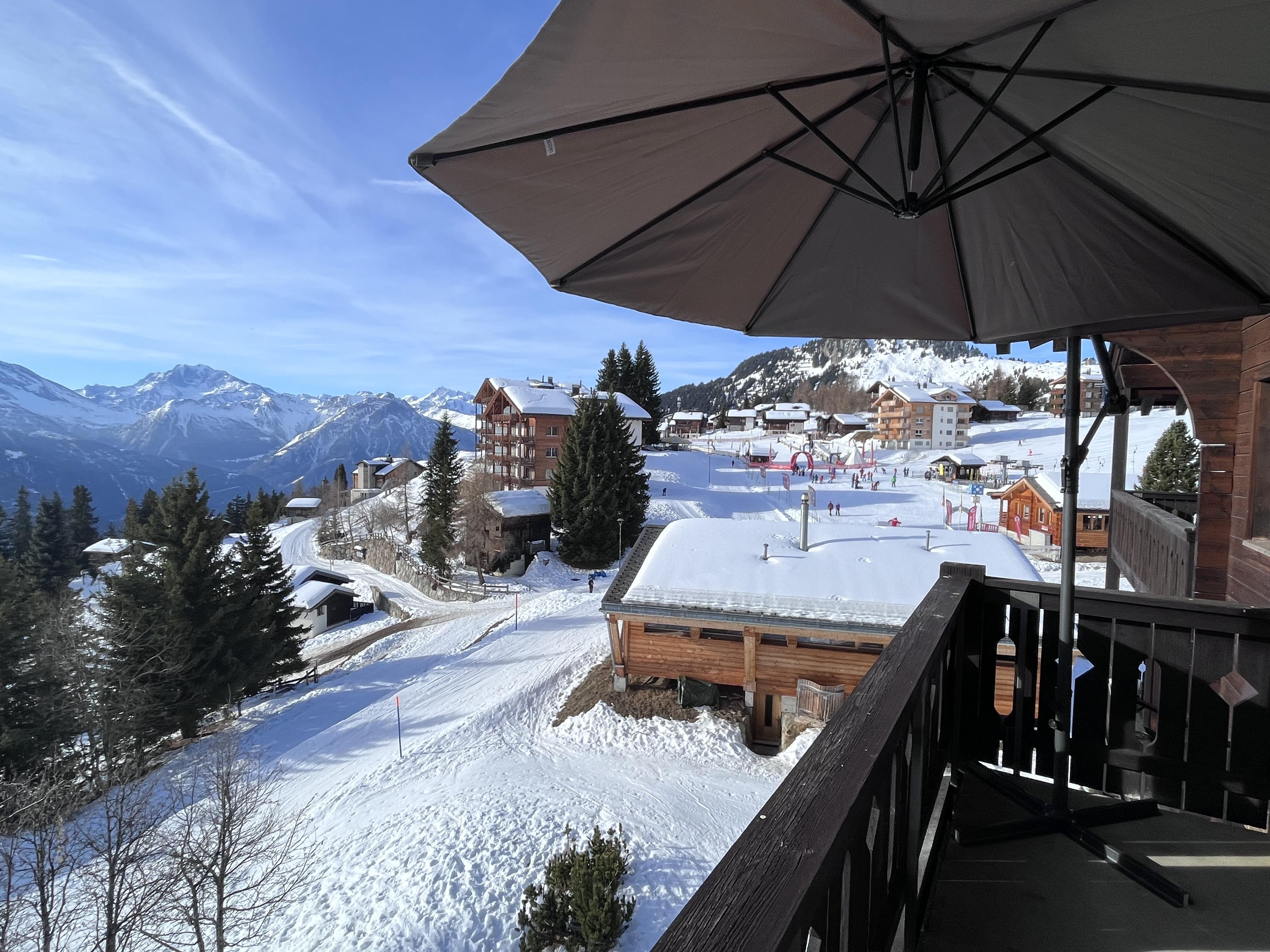 Märjelen 3. OG Ost - Balkon mit Sicht auf den Trainerlift und Skischule