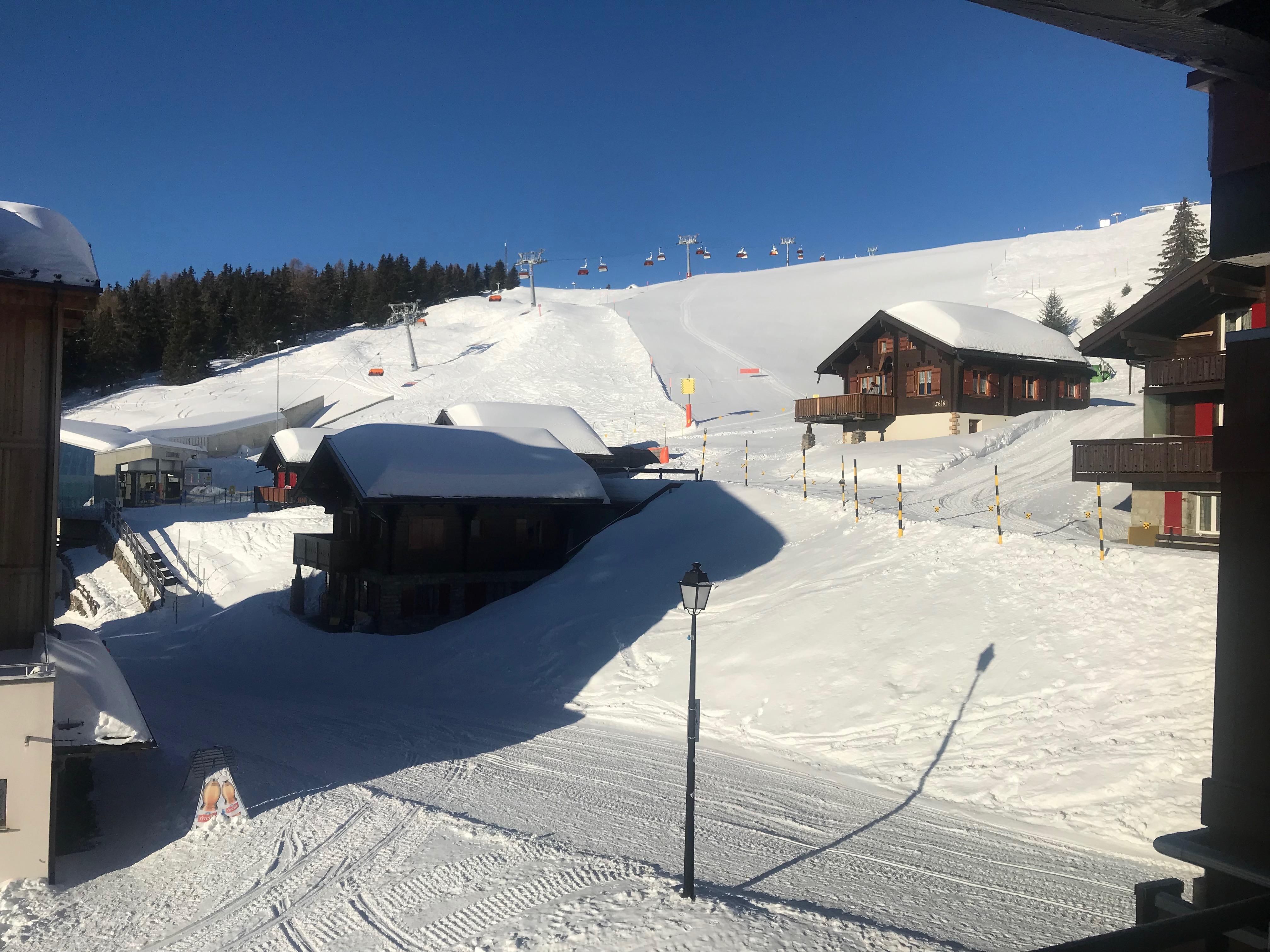 Topas 20 - Studio - Sicht vom Balkon Richtung Skipiste