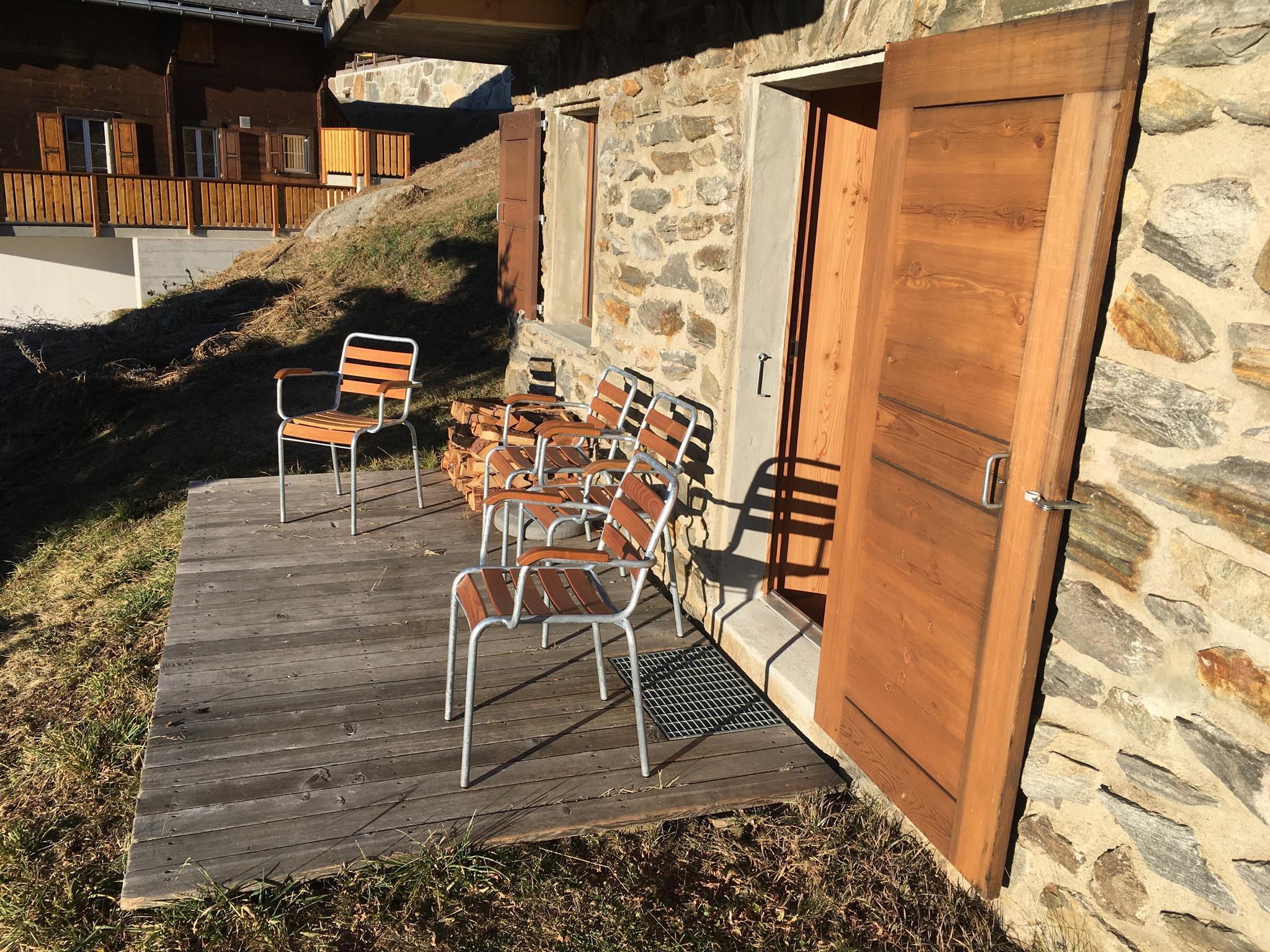 Bergidyll Parterre - Sitzplatz vor der Wohnung