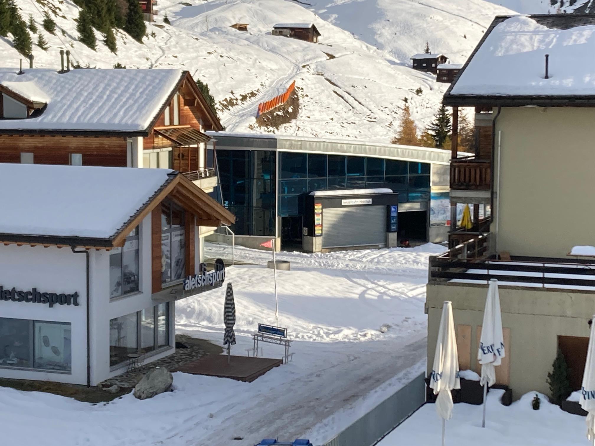 Fleschu 3. OG - Sicht vom kl. Balkon zur Bahn