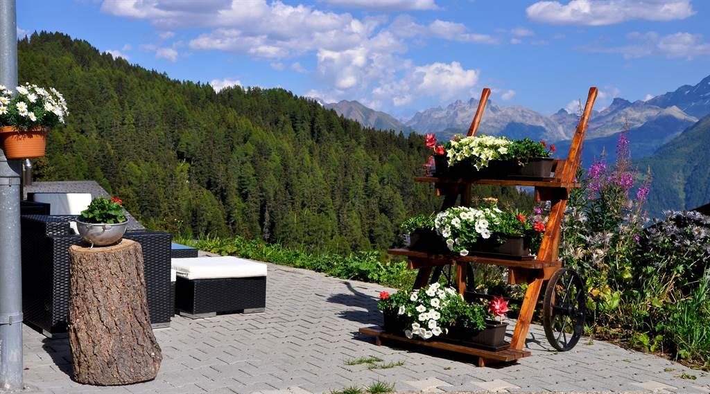 Hotel Garni Slalom - Lounge mit Blumen