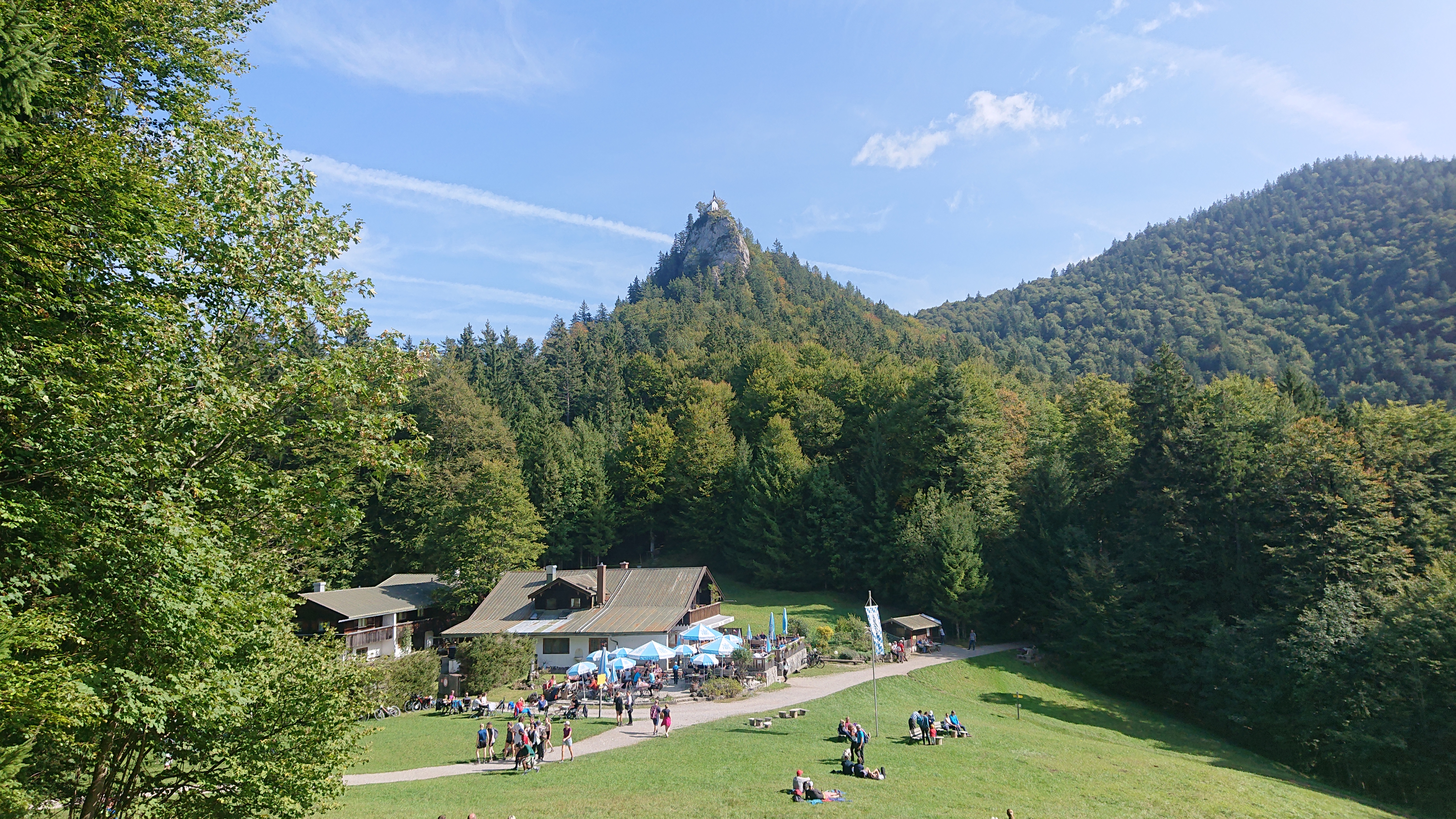 Blick auf den Riederstein mit Gasthaus Galaun