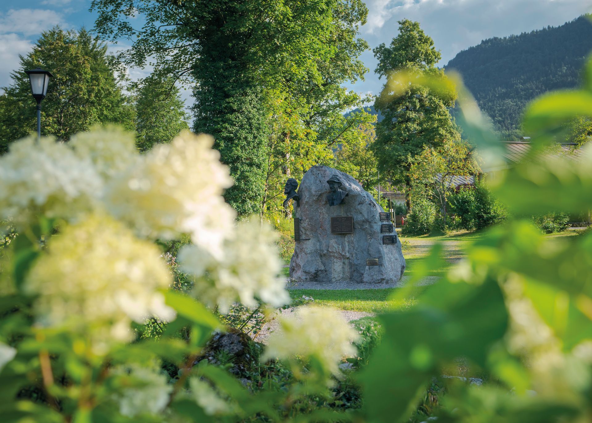Künstlerstein im Kurpark Kreuth