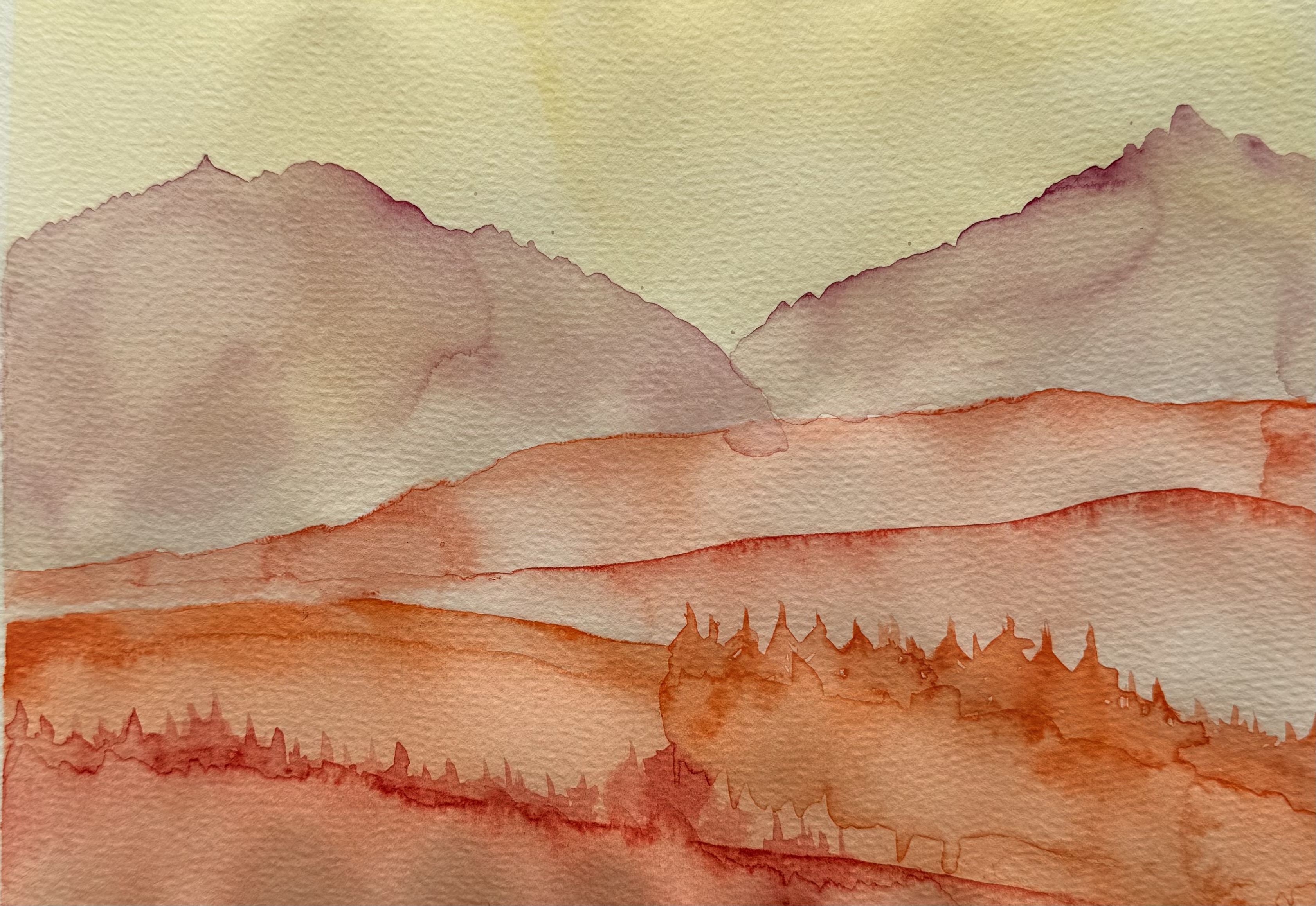 Aquarell-Landschaft mit fliessenden Bergschichten in Violett, Orange und Rot vor gelbem Himmel