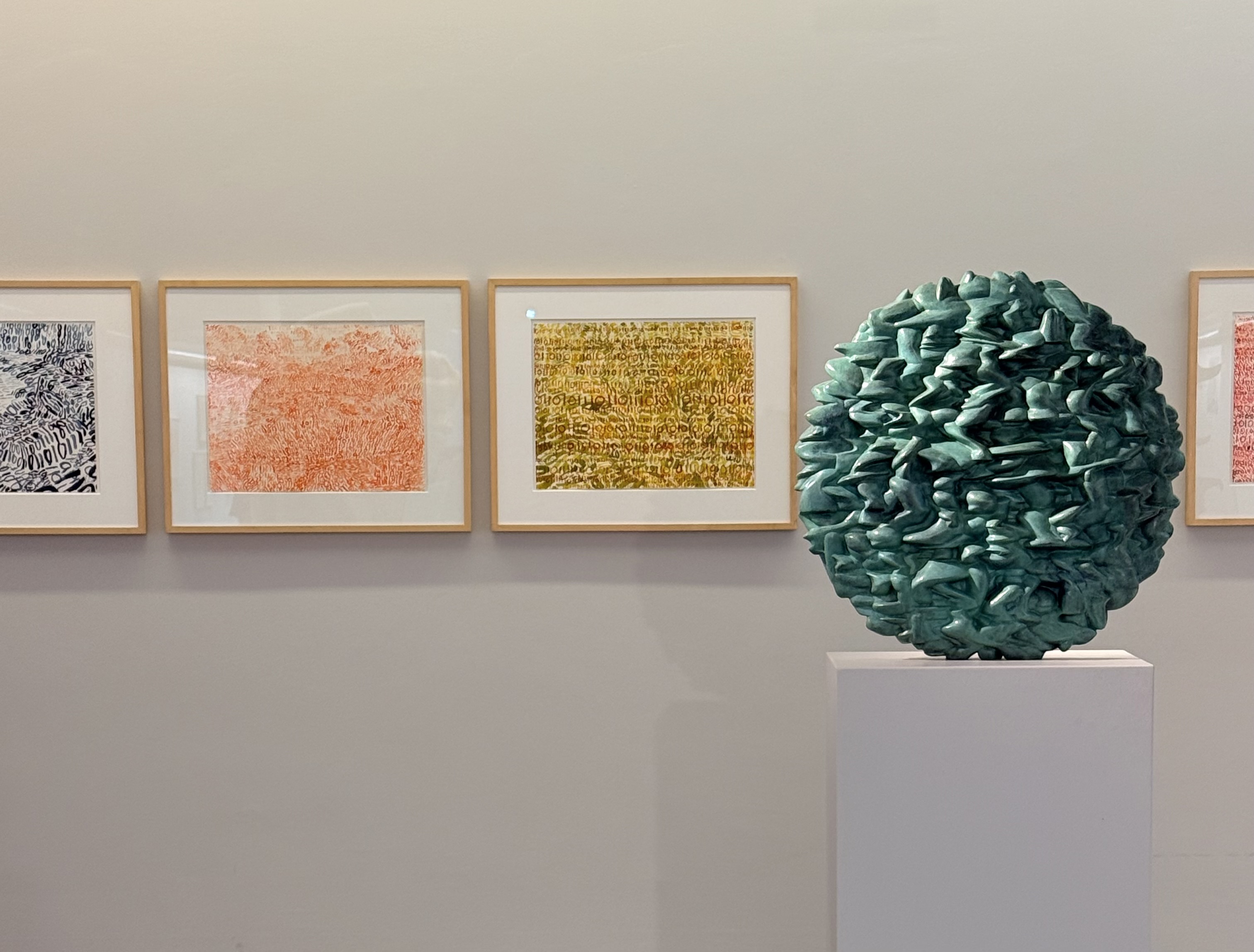 Skulptur und farbige Zeichnungen von Tony Cragg in der Ausstellung im Olaf Gulbransson Museum Tegernsee
