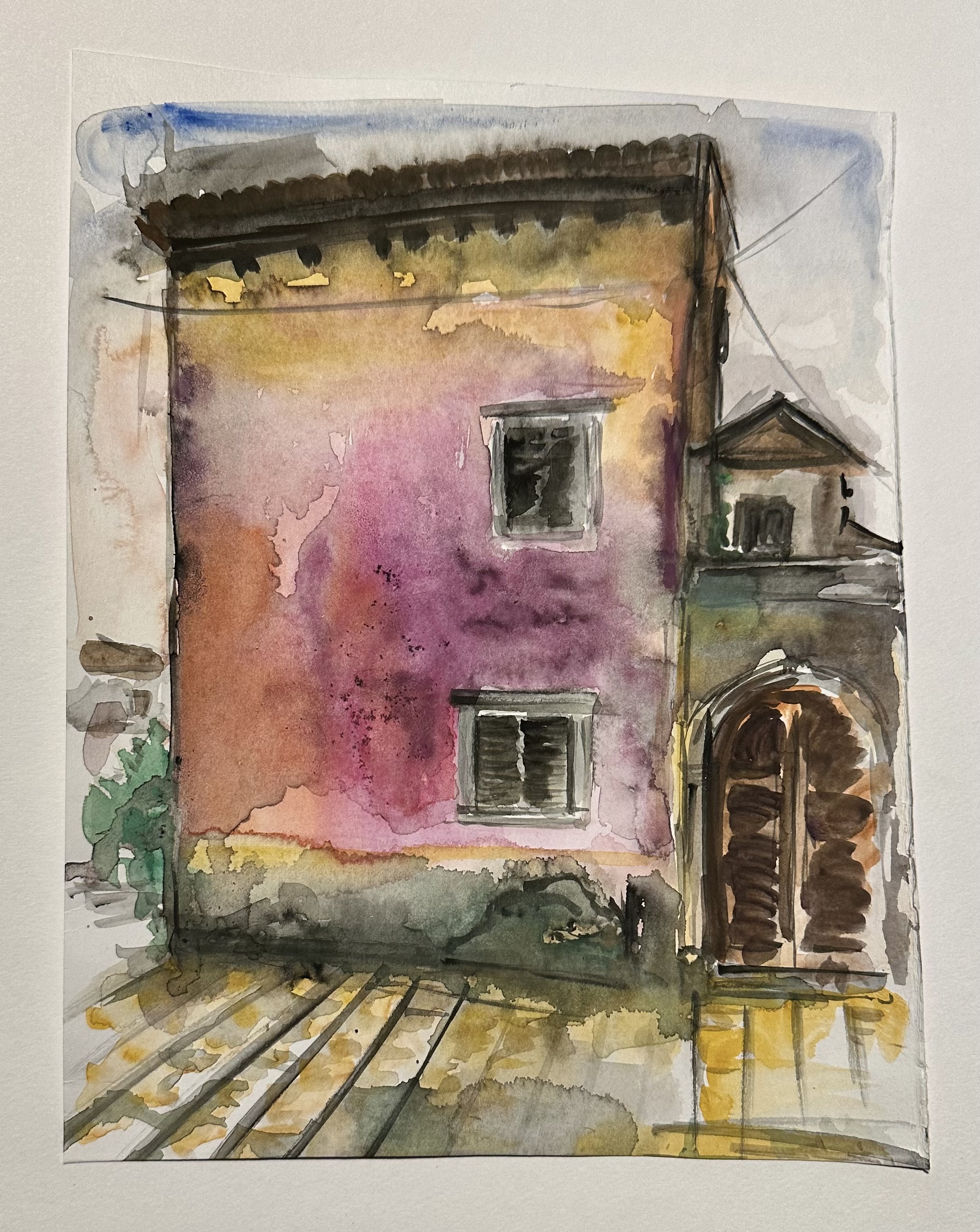Aquarell einer alten Hausfassade in Rosa, Violett und Ocker mit Fensterläden und Rundbogentor
