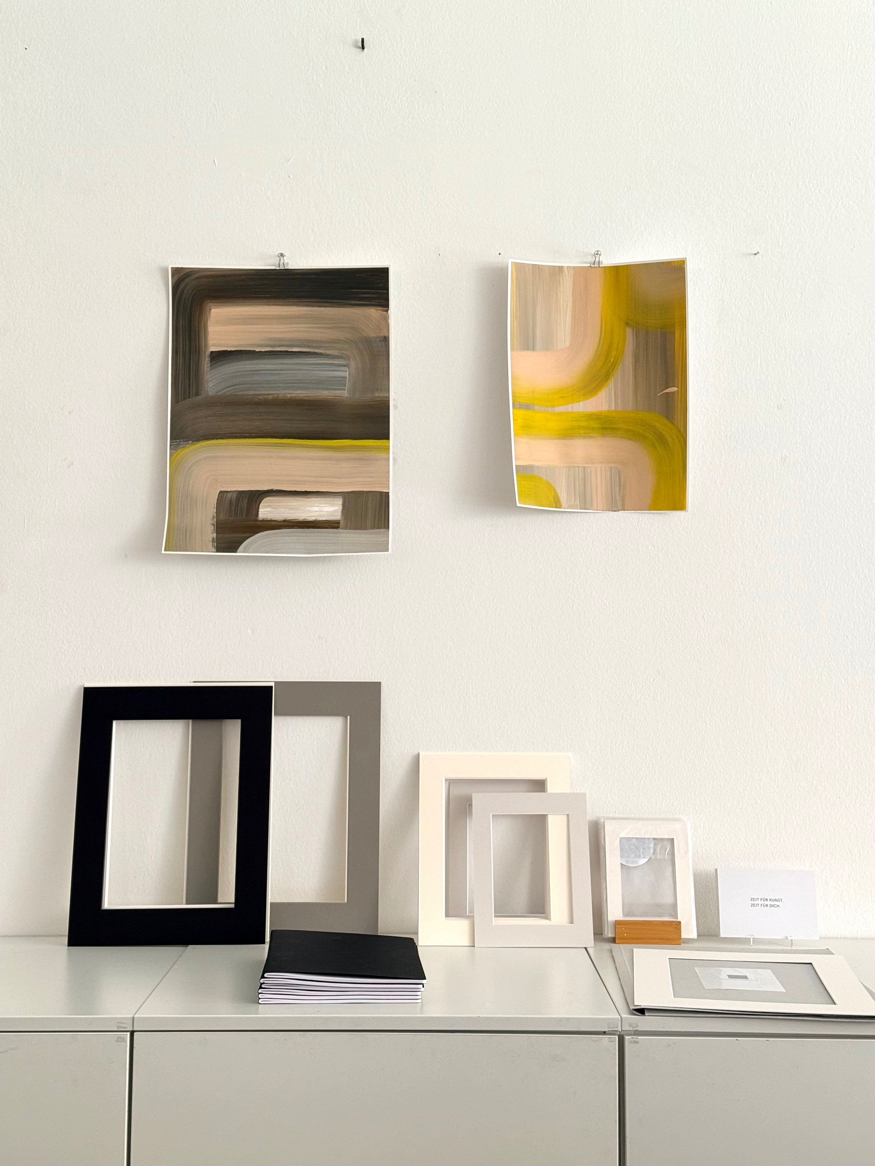 Reduzierte Atelieransicht mit Arbeiten, Rahmenobjekten und kuratierten Materialien innerhalb der Kunstakademie Tegernsee