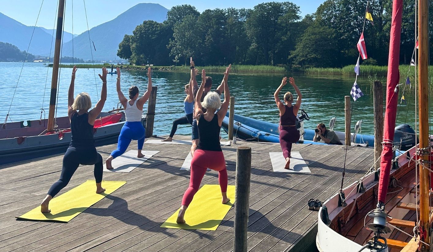 Yoga-Gruppe auf dem See