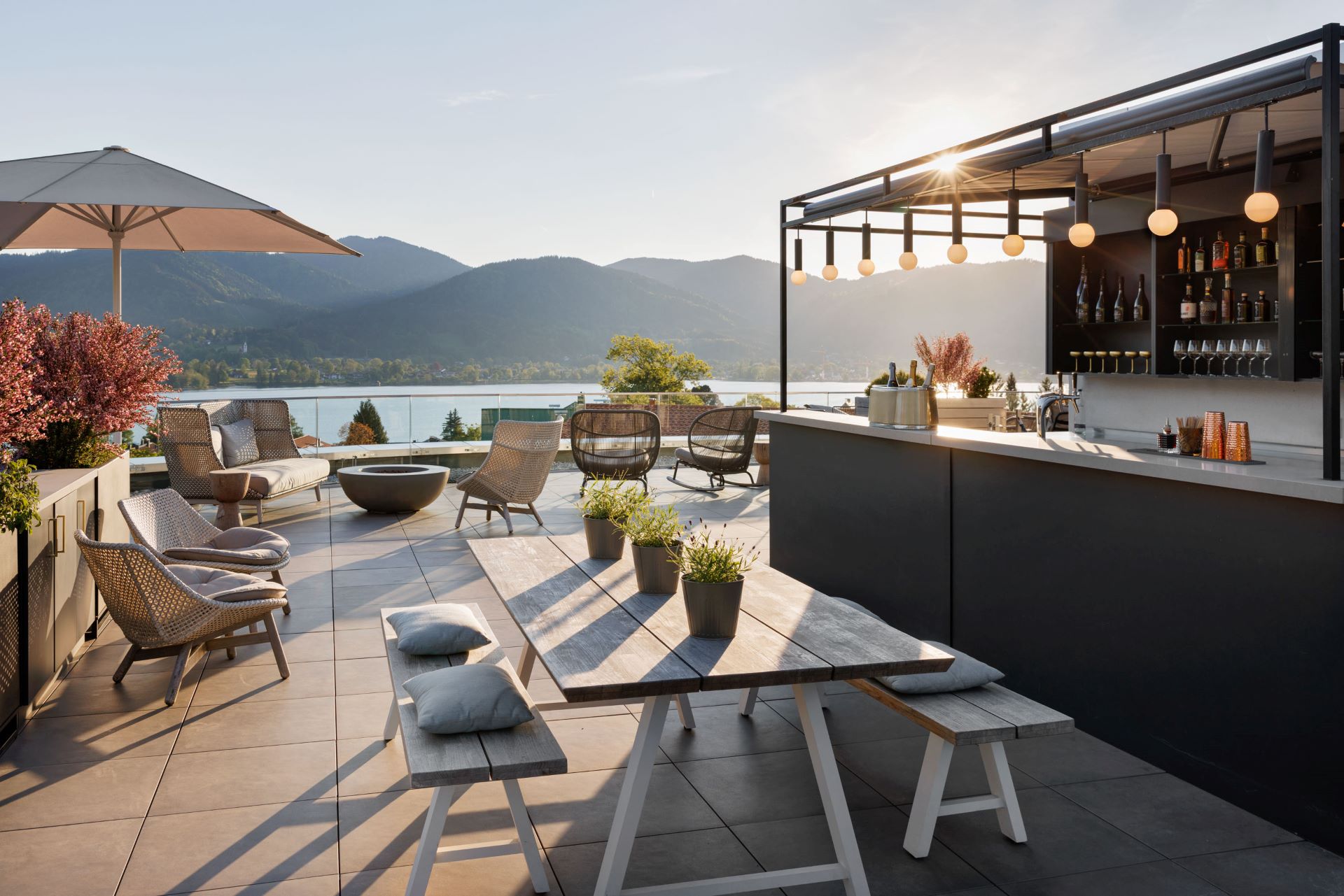 Ni Bar Rooftop-Bar mit Blick über den Tegernsee im Sonnenuntergang