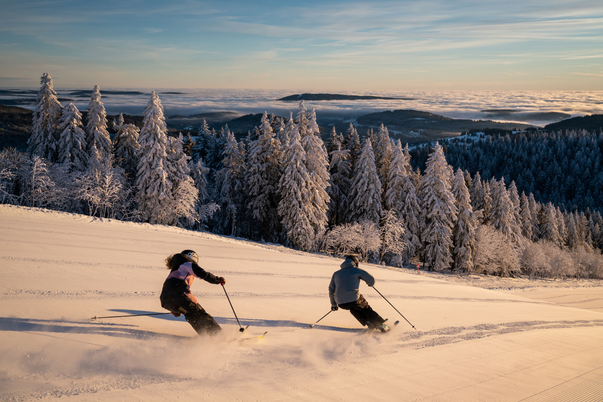 Zwei Skifahrer auf der Skipiste