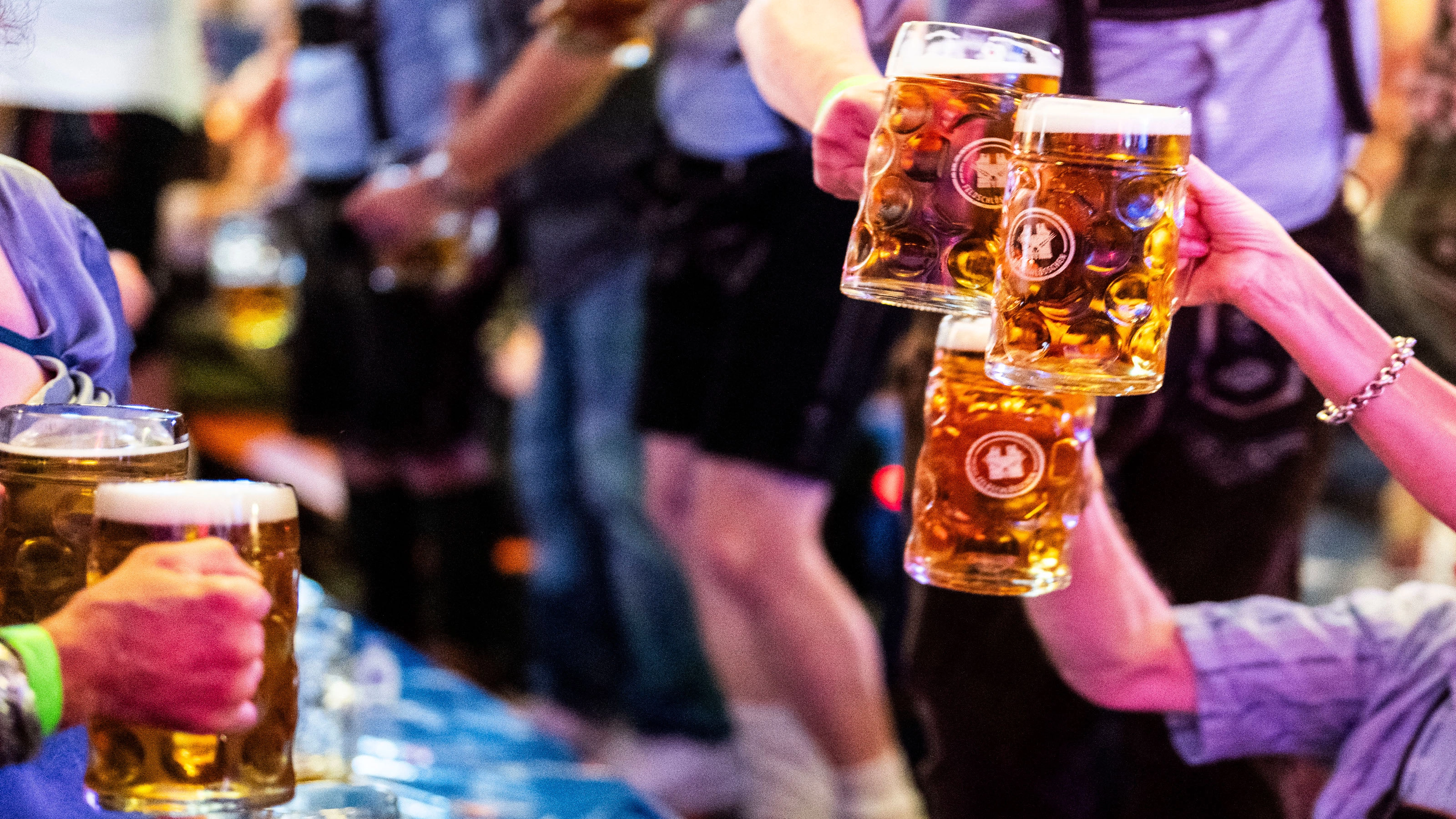 Menschen geniessen das Feldschlösschen Oktoberfest.