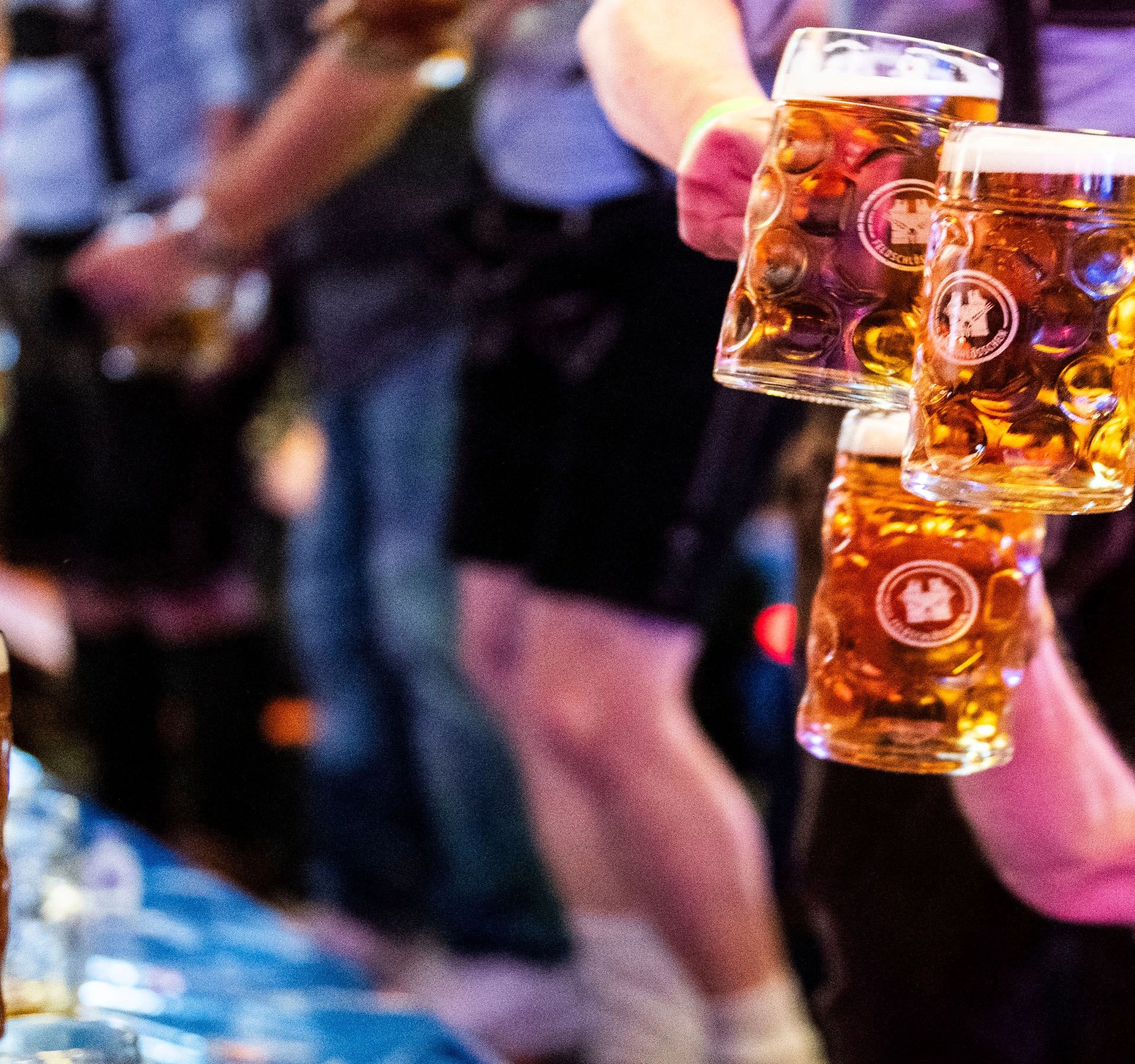 Menschen geniessen das Feldschlösschen Oktoberfest.