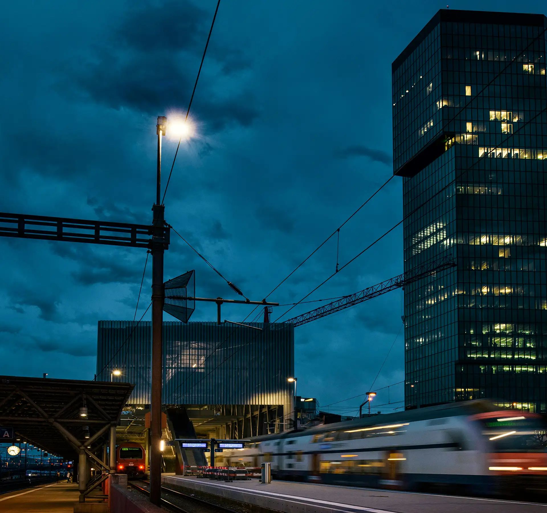 Incoming special train at Zürich Hardbrücke station.