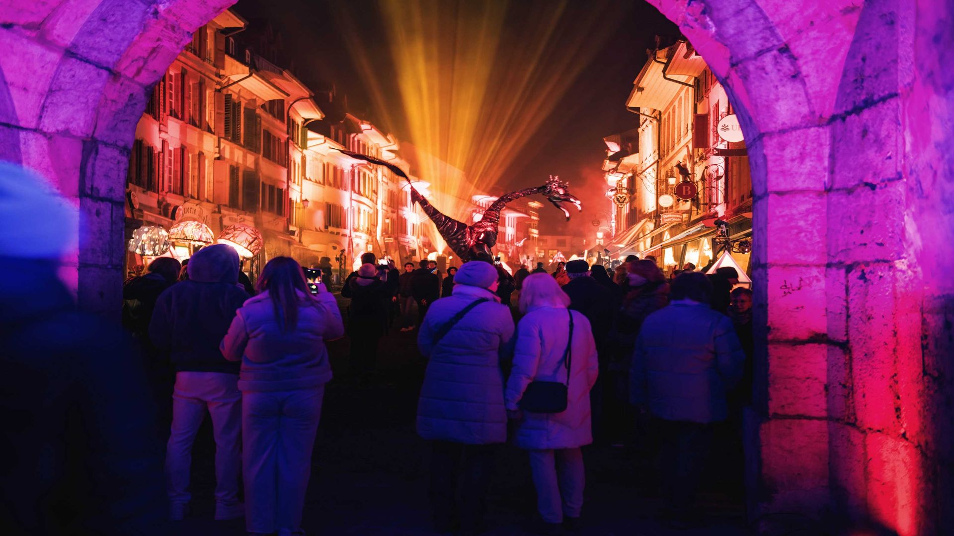 Veduta del Festival delle Luci di Morat con luci viola che illuminano il centro storico.