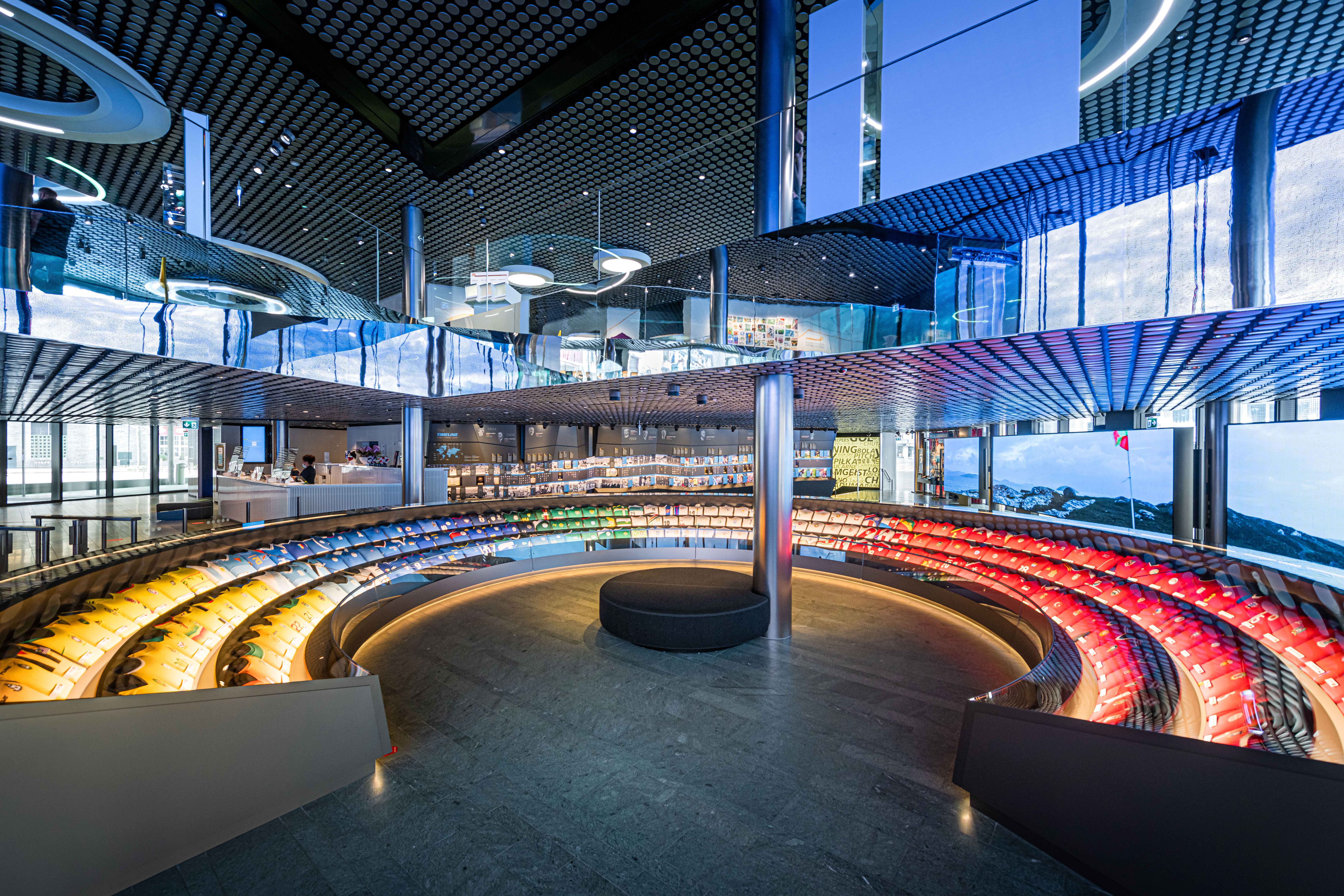 À l'intérieur d'un bâtiment moderne se trouve une grande statue de verre qui rappelle un stade.