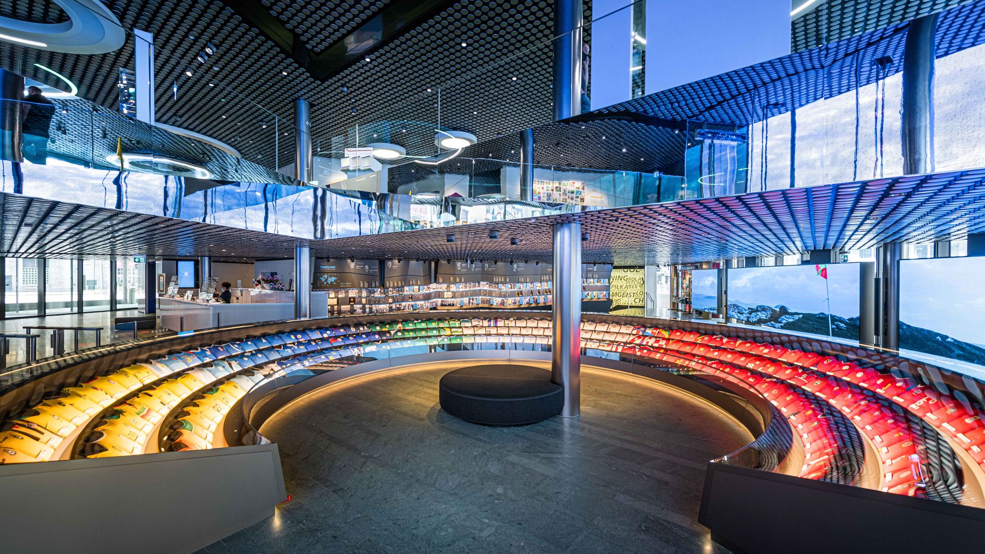 Im Inneren eines modernen Gebäudes steht eine große Glasstatue, die an ein Stadion erinnert.