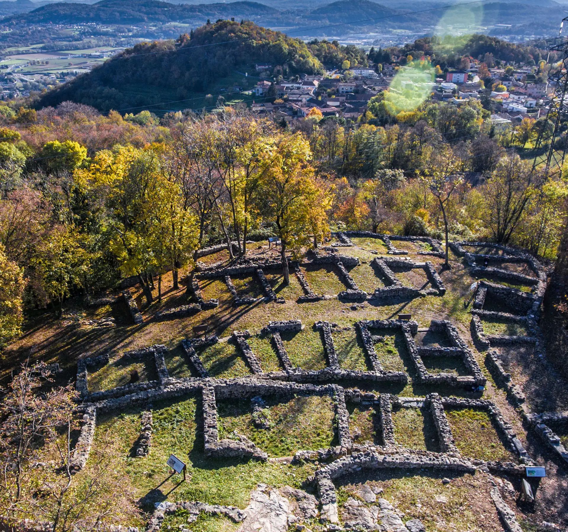 Le site archéologique de Tremona, en Suisse, présente les ruines d'un village médiéval au milieu de la campagne tessinoise.