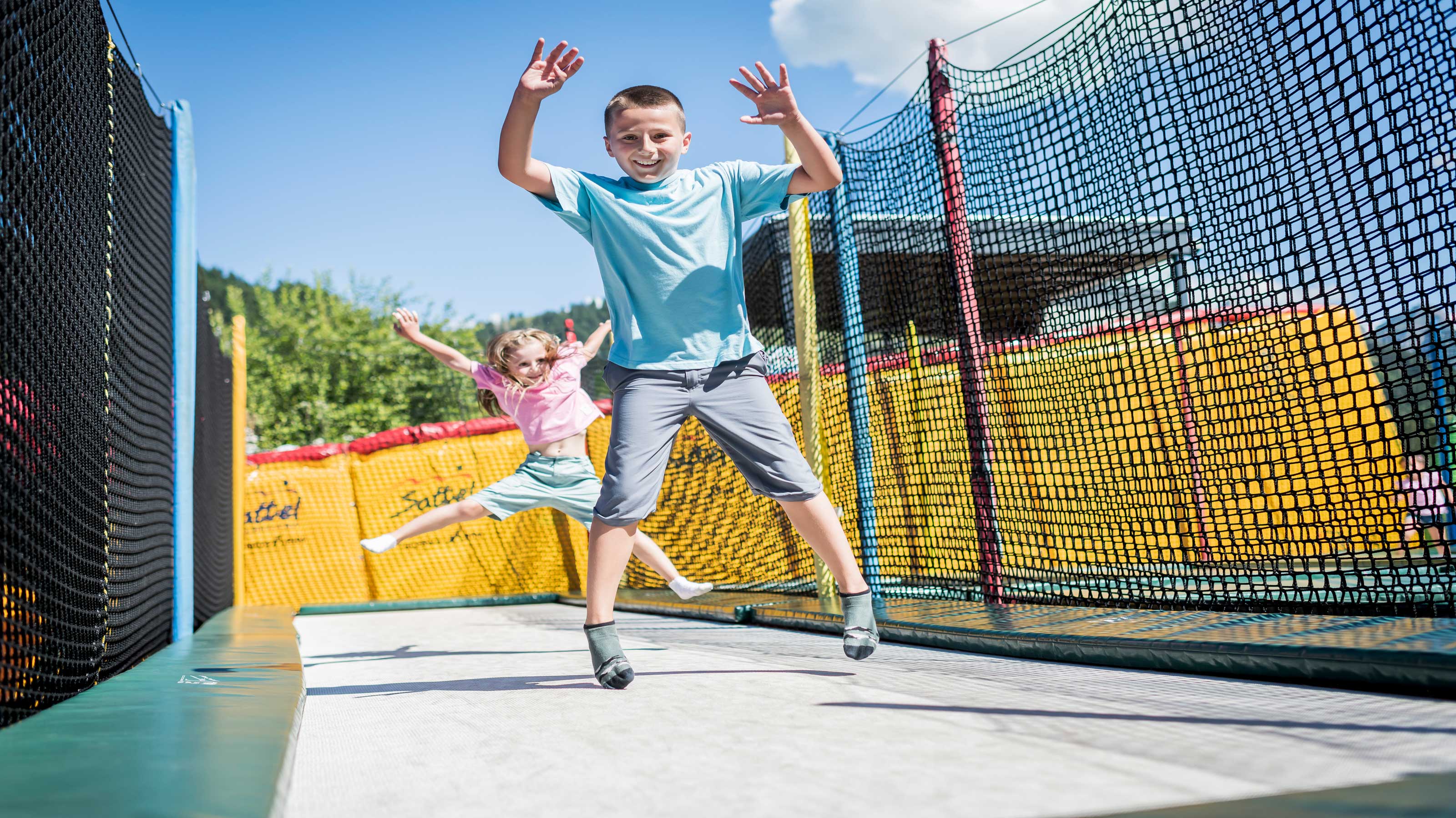 Hochstuckli – de l’action à l’état pur. Deux enfants sautent joyeusement sur un château gonflable.