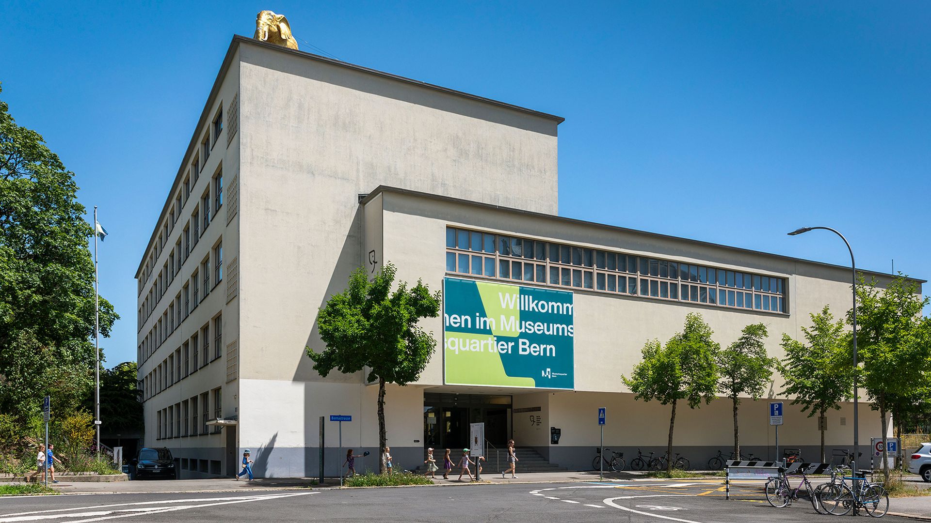 L’immagine mostra il Museo di Storia Naturale di Berna e una scultura dorata sul tetto.