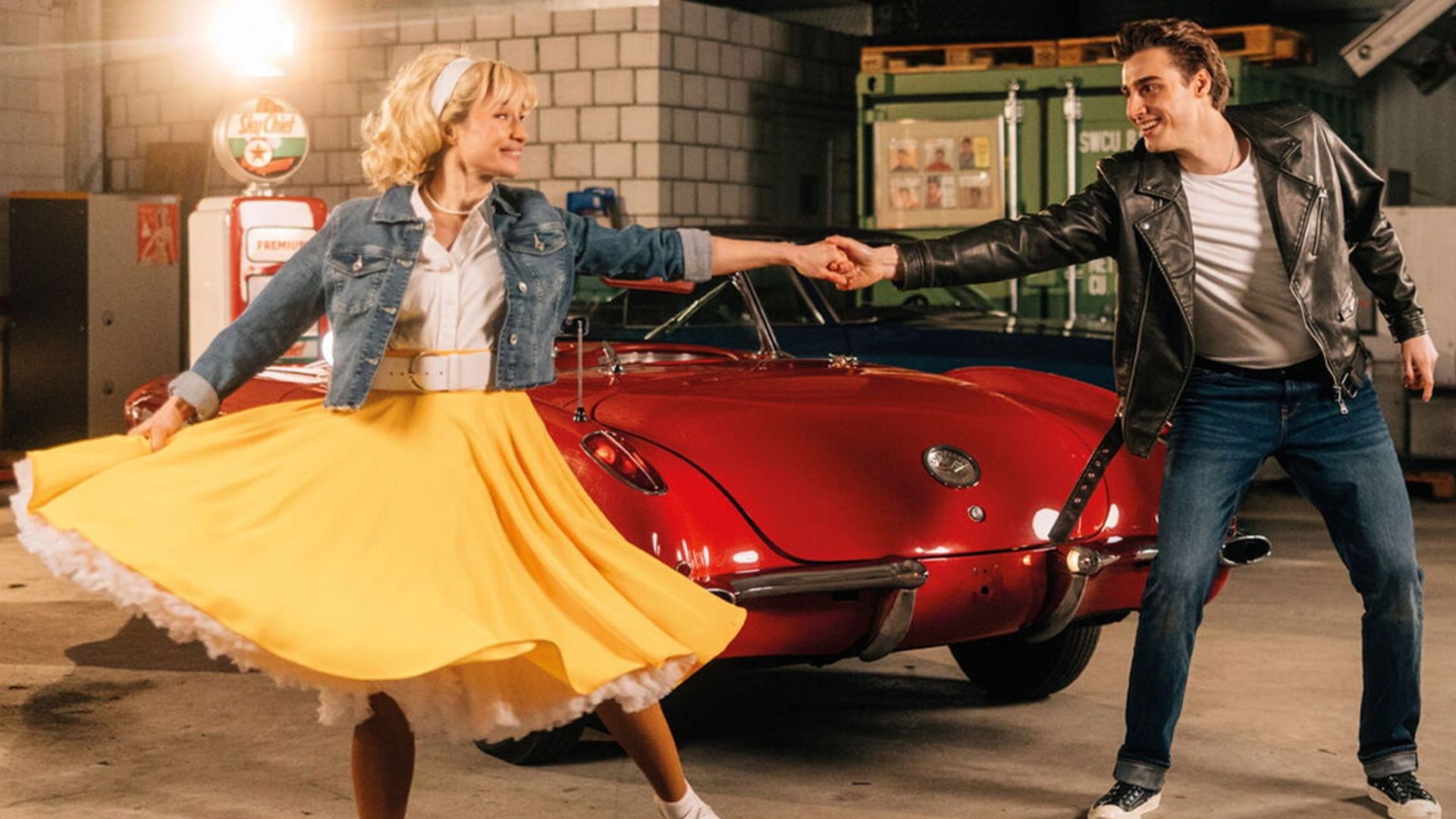 Décor de scène et artistes du musical ‘Grease’ aux Thunerseespiele à Thoune.
