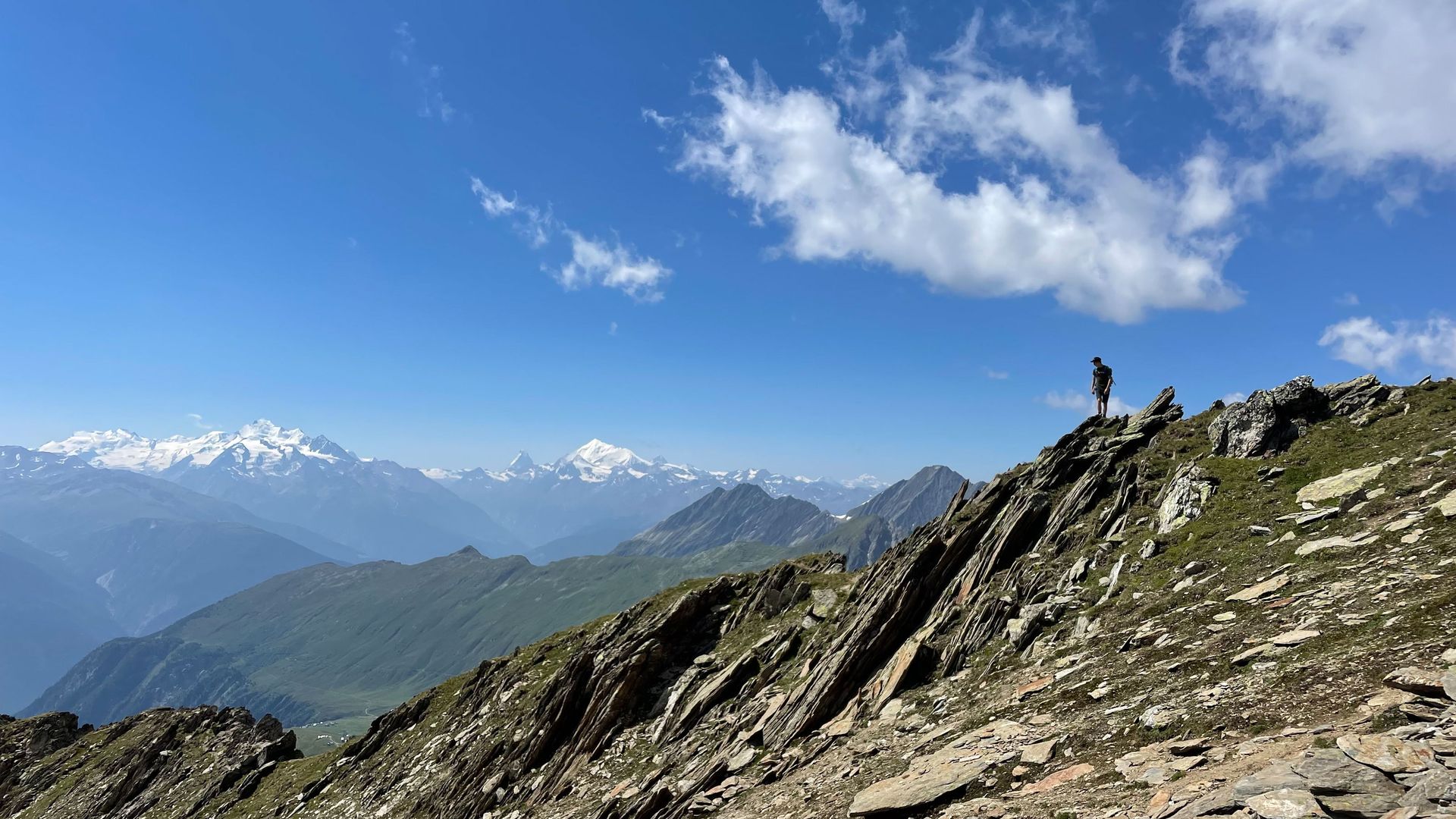 Ein Mann geniesst die Aussicht vom Sparrrhorn aus.