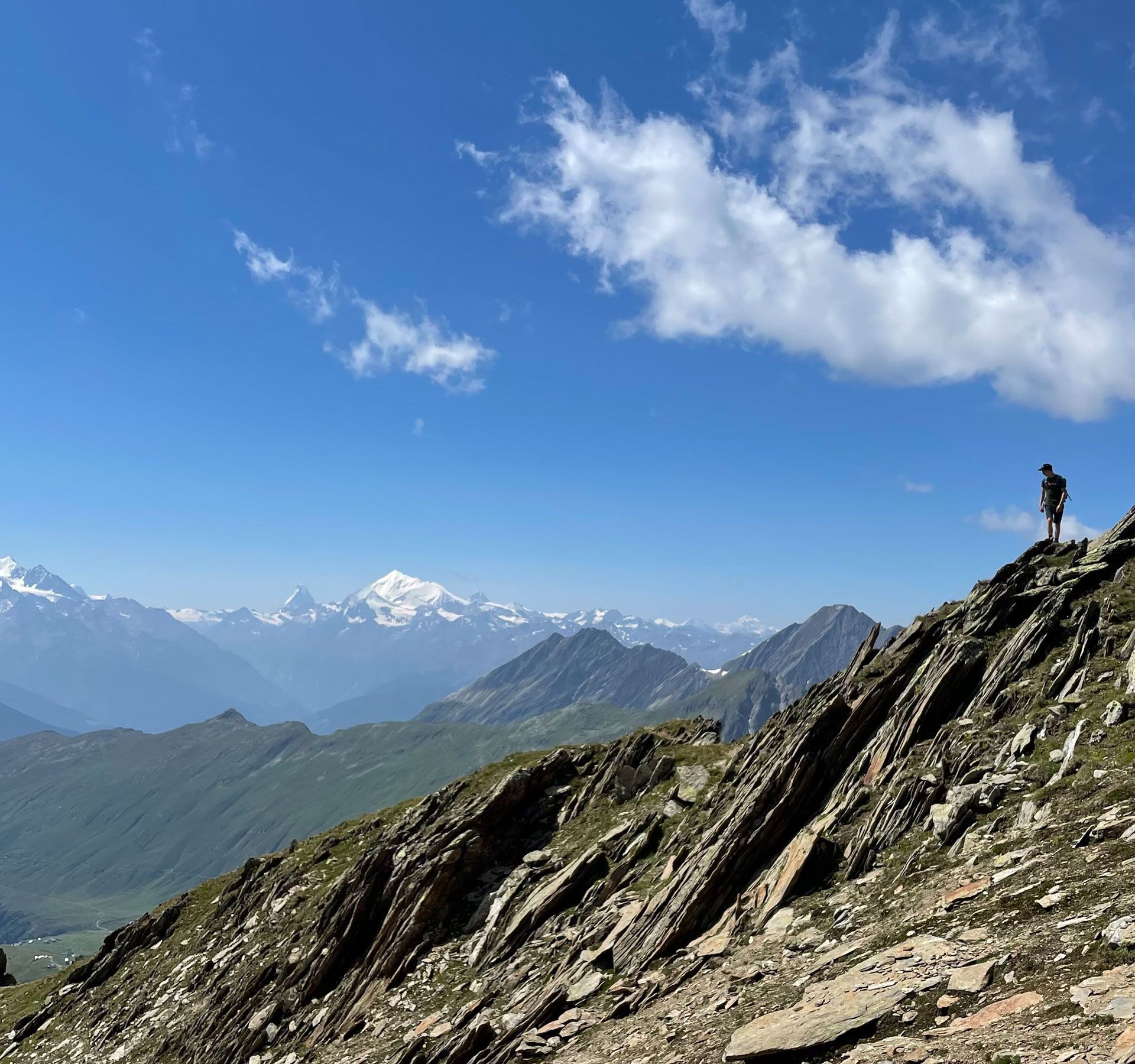 Ein Mann geniesst die Aussicht vom Sparrrhorn aus.