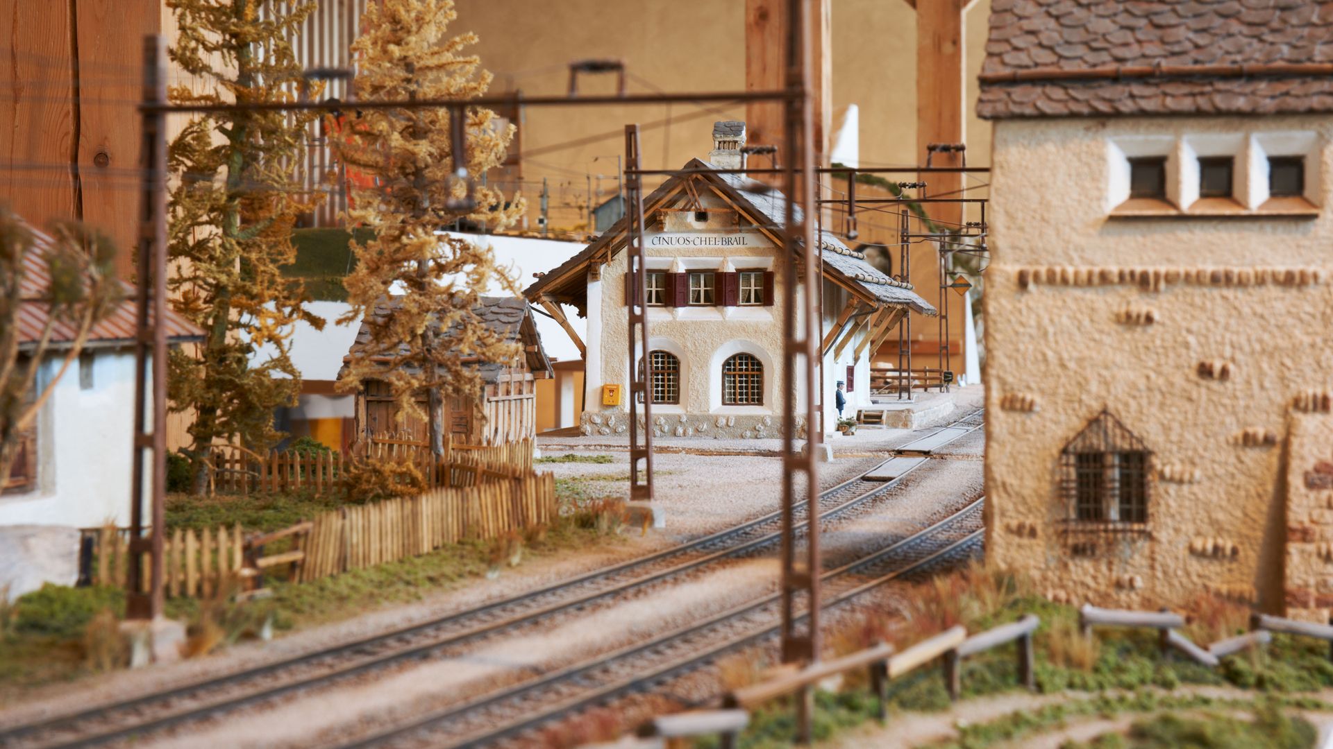 Eine detailreiche Modelleisenbahnanlage mit Miniaturzügen, Gleisen und Landschaften, die sich durch aufwändige Handwerkskunst und Design auszeichnet.