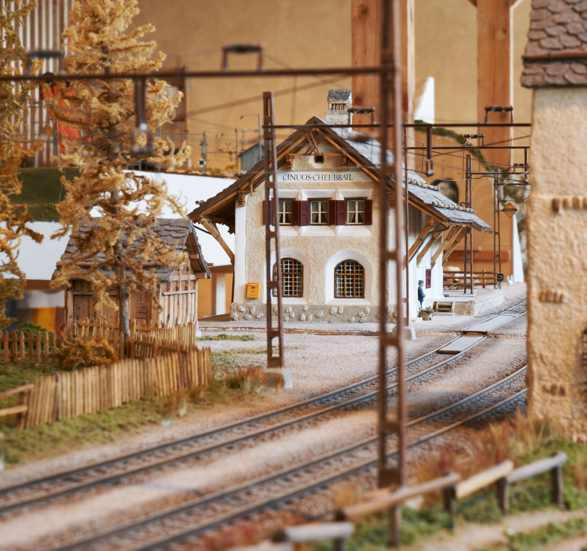 Eine detailreiche Modelleisenbahnanlage mit Miniaturzügen, Gleisen und Landschaften, die sich durch aufwändige Handwerkskunst und Design auszeichnet.