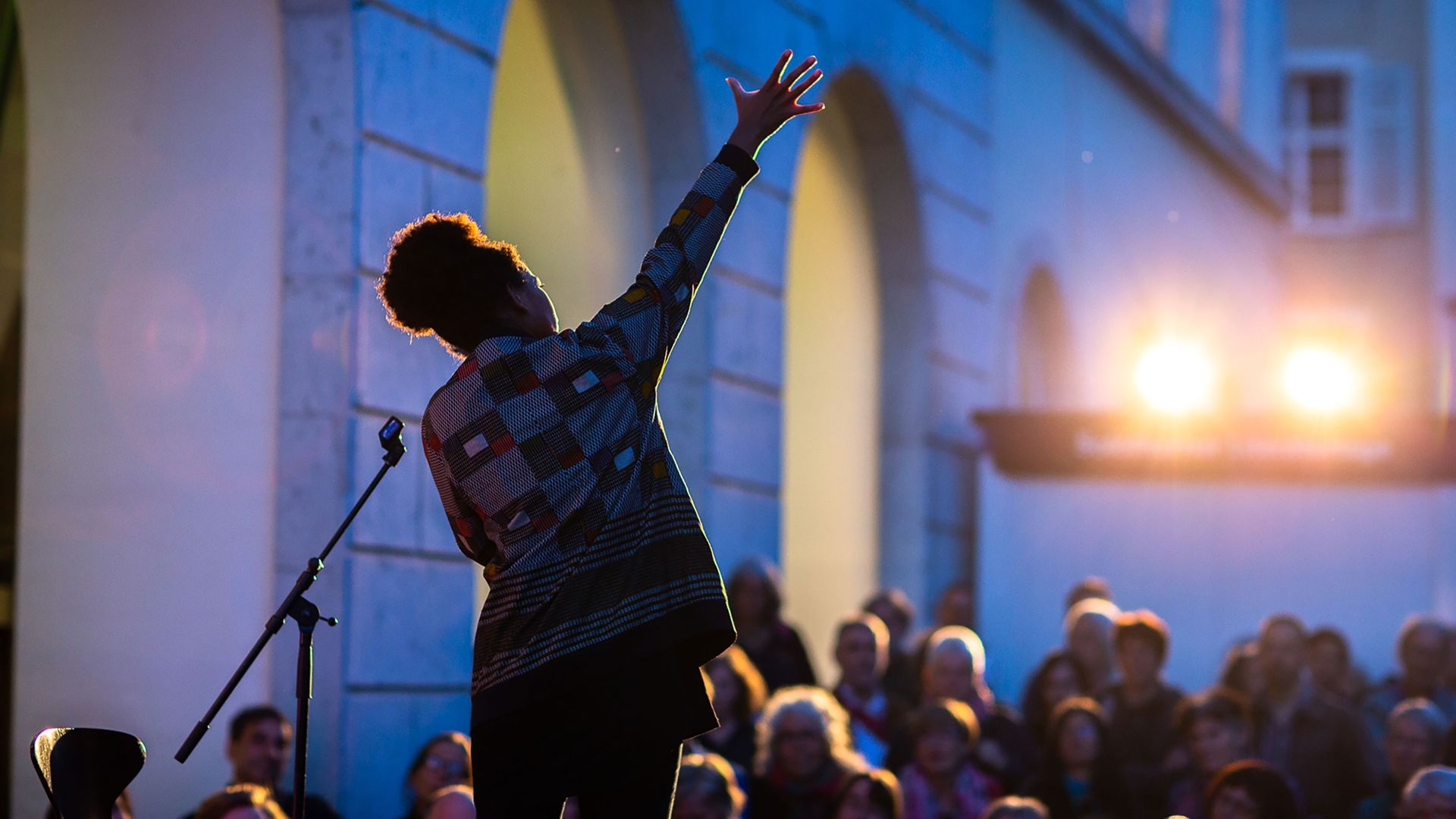 Autrice sur scène aux Journées littéraires de Soleure pendant une lecture.
