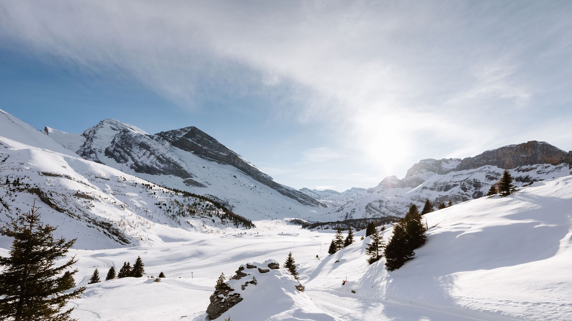 Paysage alpin enneigé sur l’itinéraire Sunnbuel–Gemmi avec lumière hivernale et sommets couverts de neige.