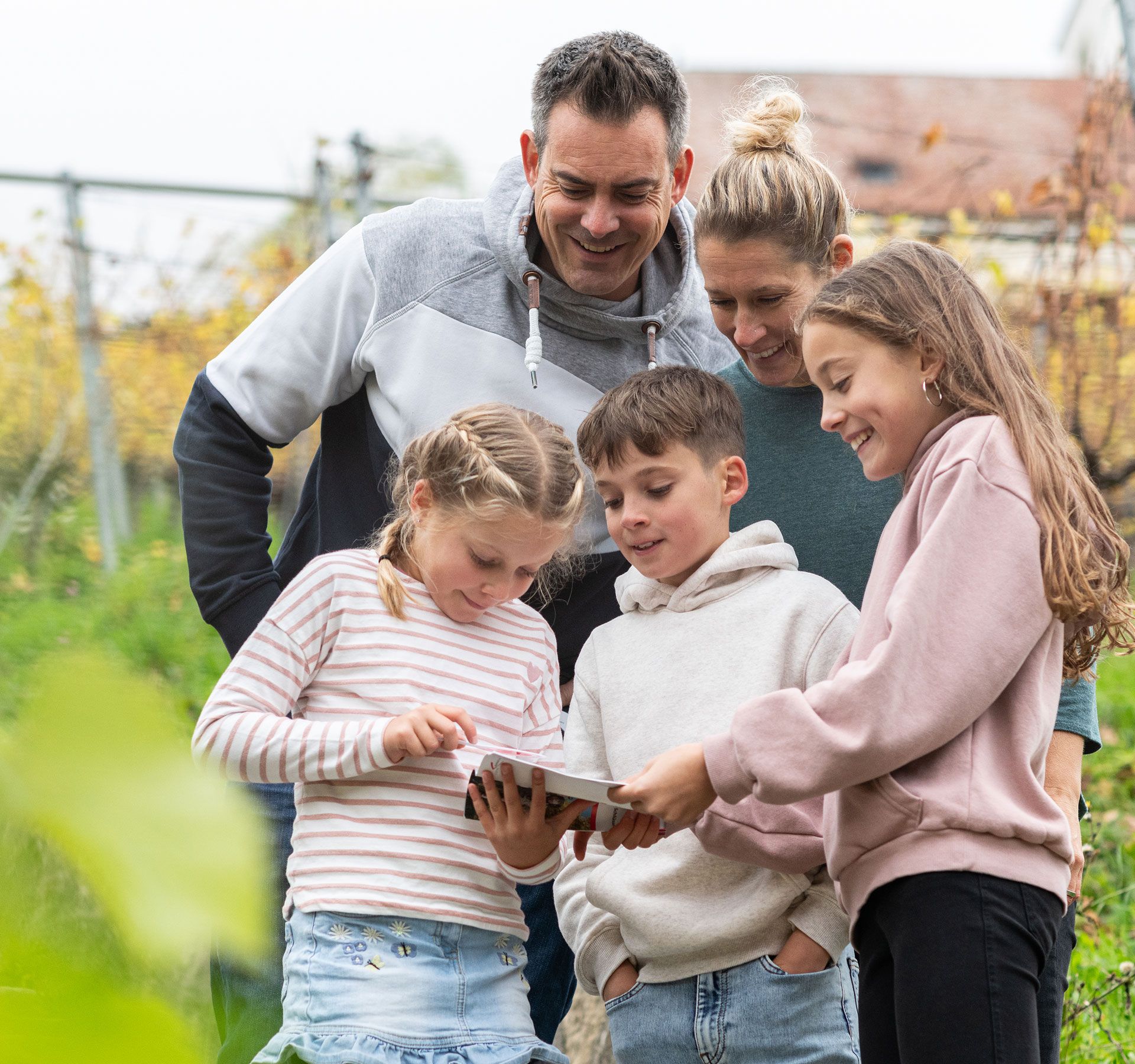 Une famille tente de résoudre l'énigme.