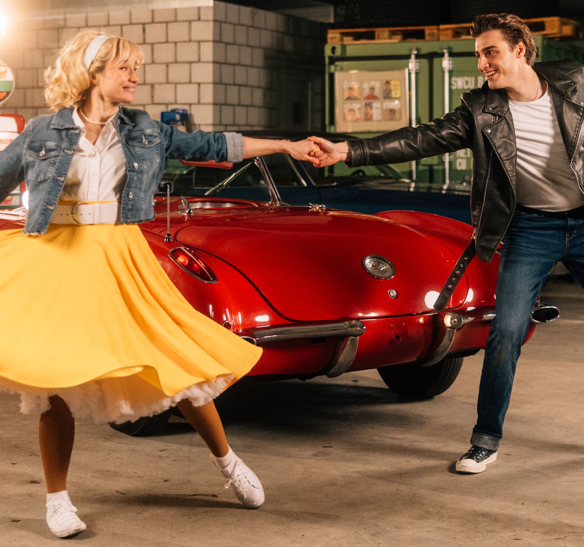 Stage set and performers at the musical ‘Grease’ at the Thunerseespiele in Thun.