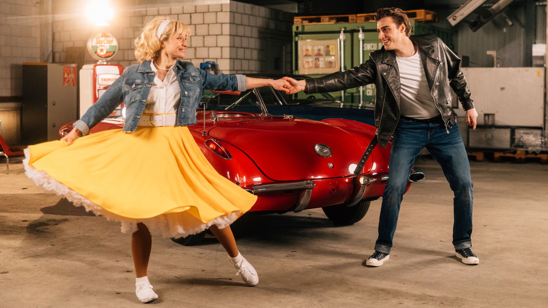 Décor de scène et artistes du musical ‘Grease’ aux Thunerseespiele à Thoune.