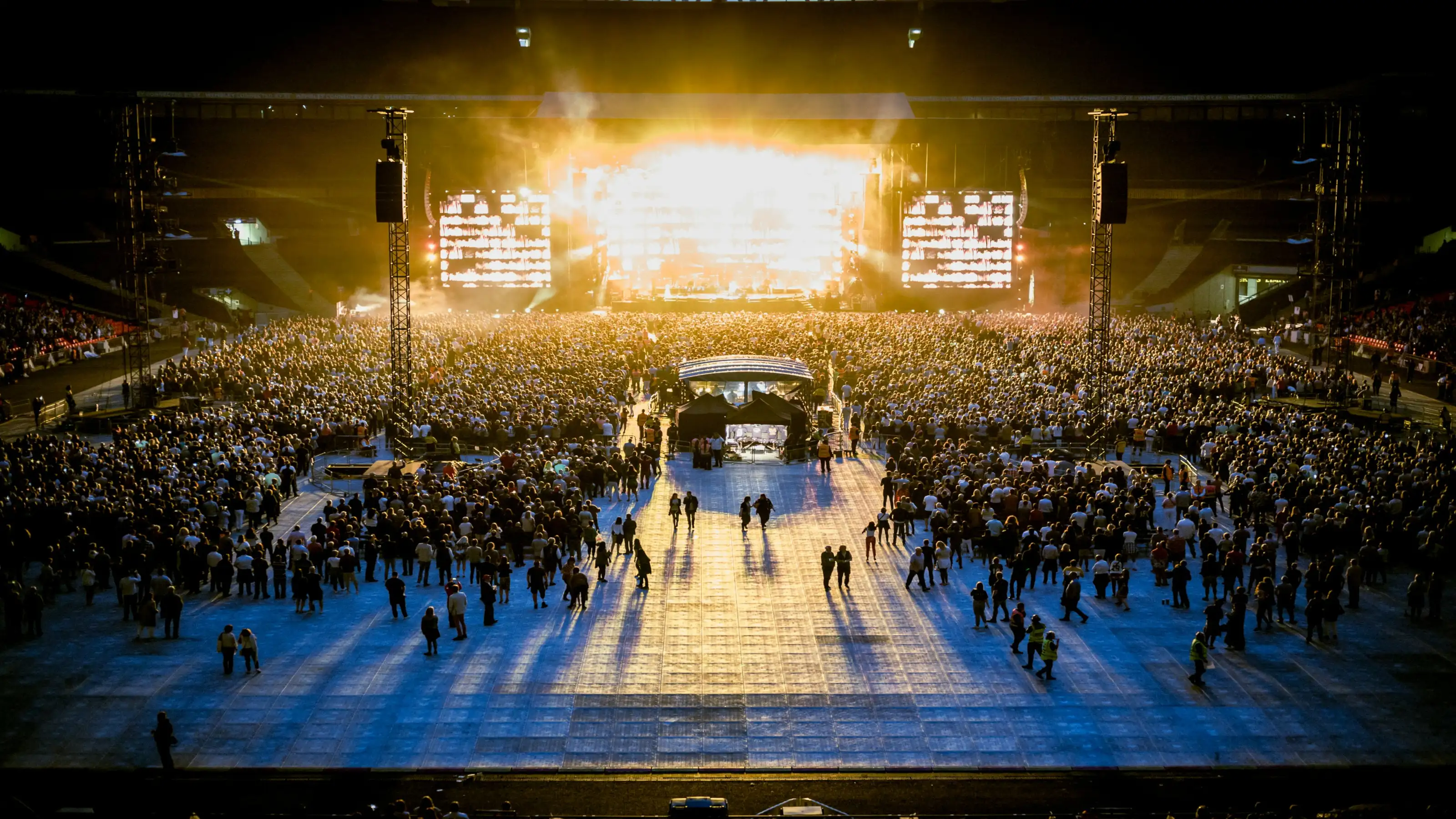 Im Hallenstadion wird ein Konzert gespielt.
