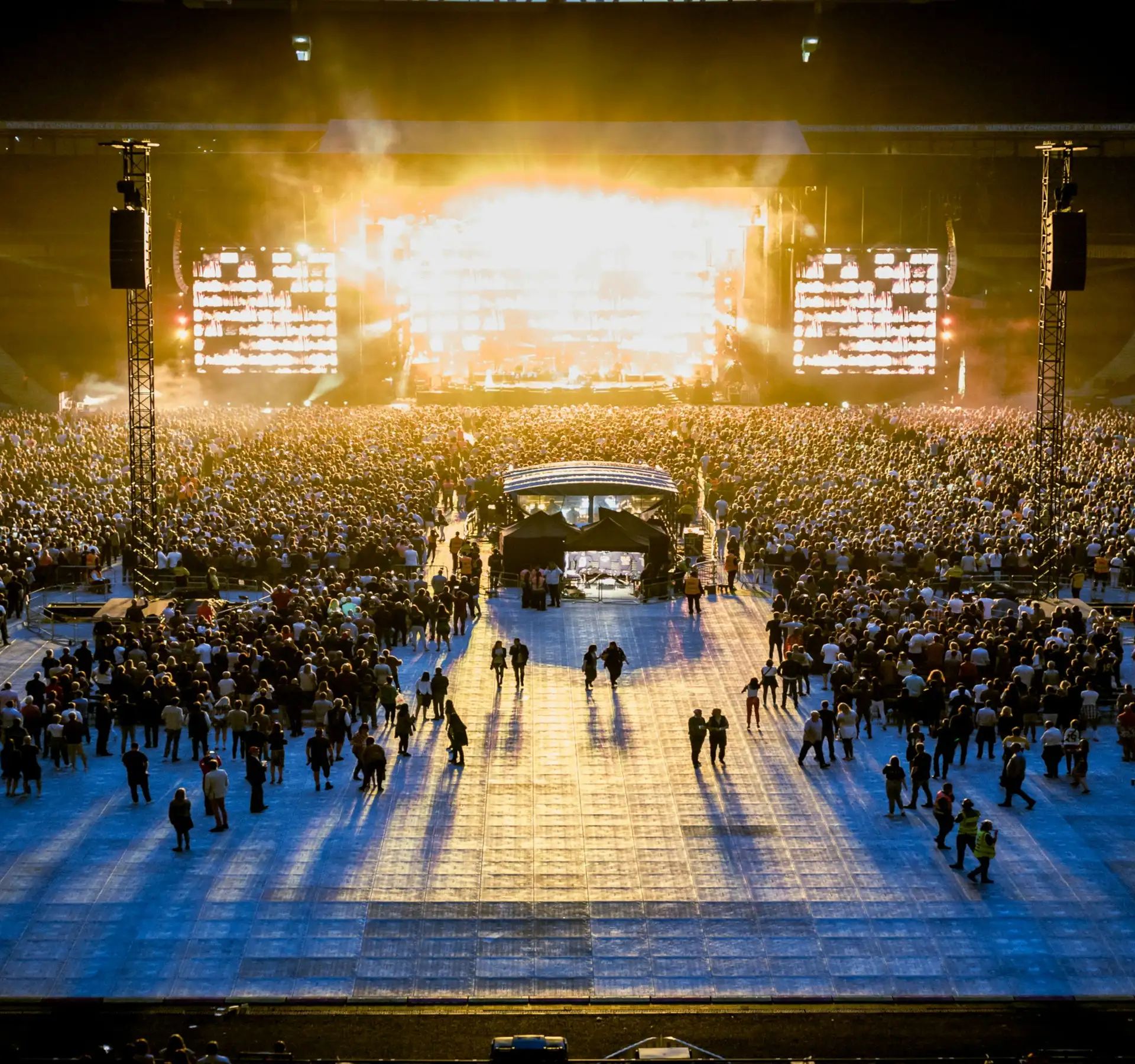 Im Hallenstadion wird ein Konzert gespielt.