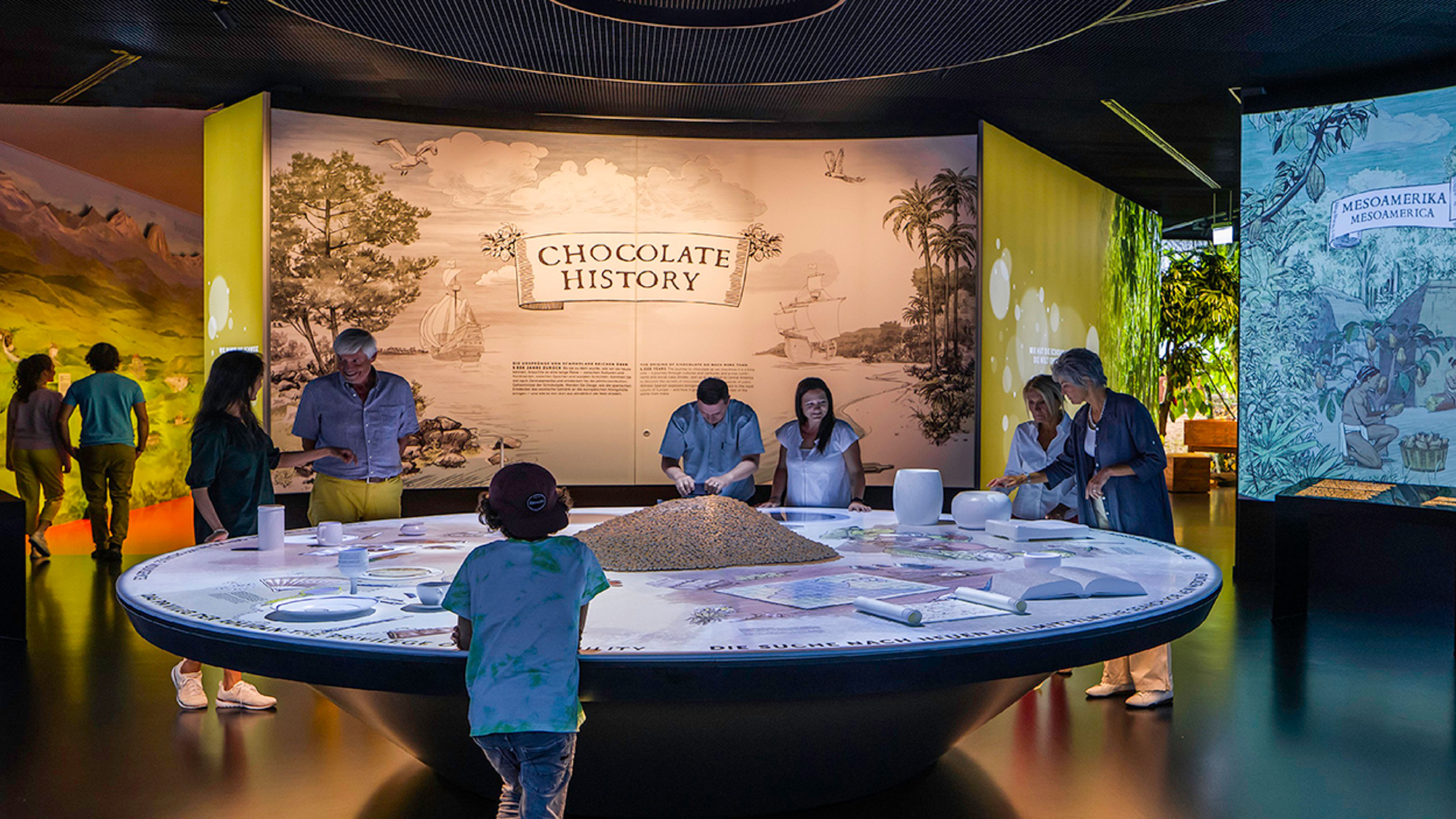 Un groupe de personnes regardant une exposition avec différentes cartes et contenus d'information