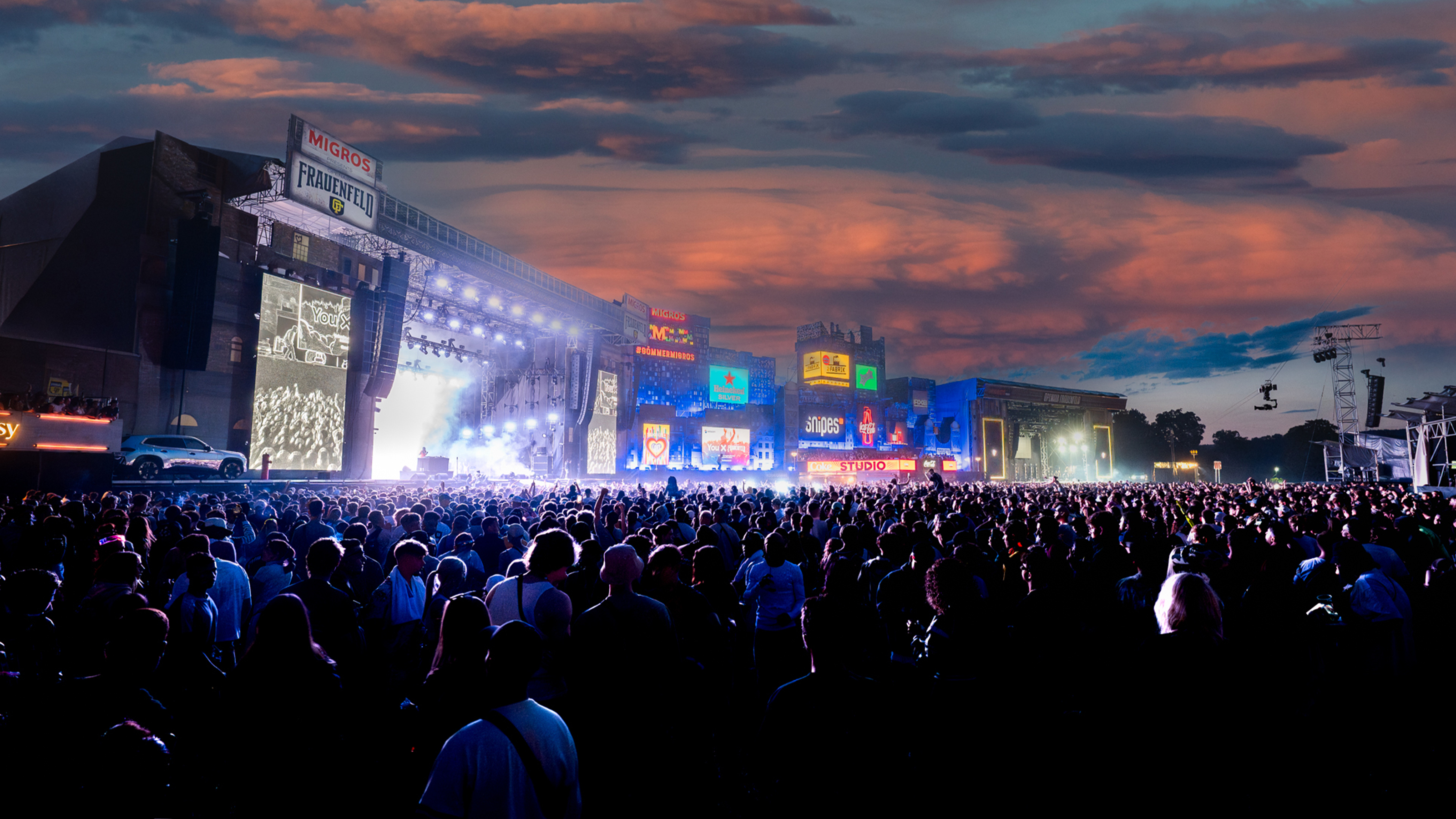 Pubblico davanti al palco all’Openair Frauenfeld durante un concerto dal vivo con spettacolo di luci.