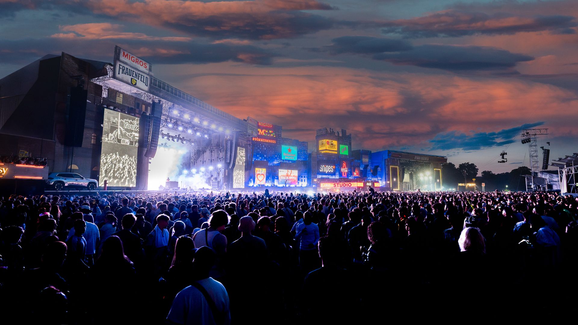 Pubblico davanti al palco all’Openair Frauenfeld durante un concerto dal vivo con spettacolo di luci.