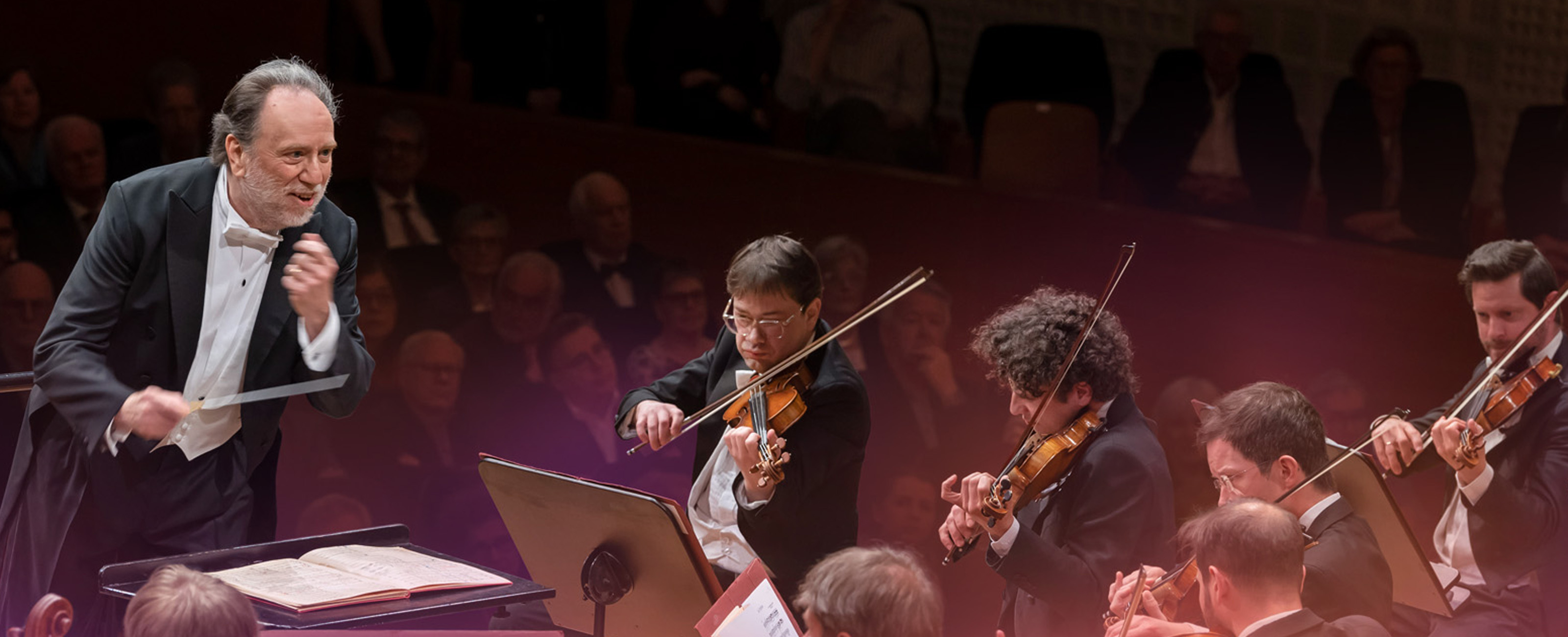 Ein Orchester spielt auf der Bühne beim Lucerne Festival.
