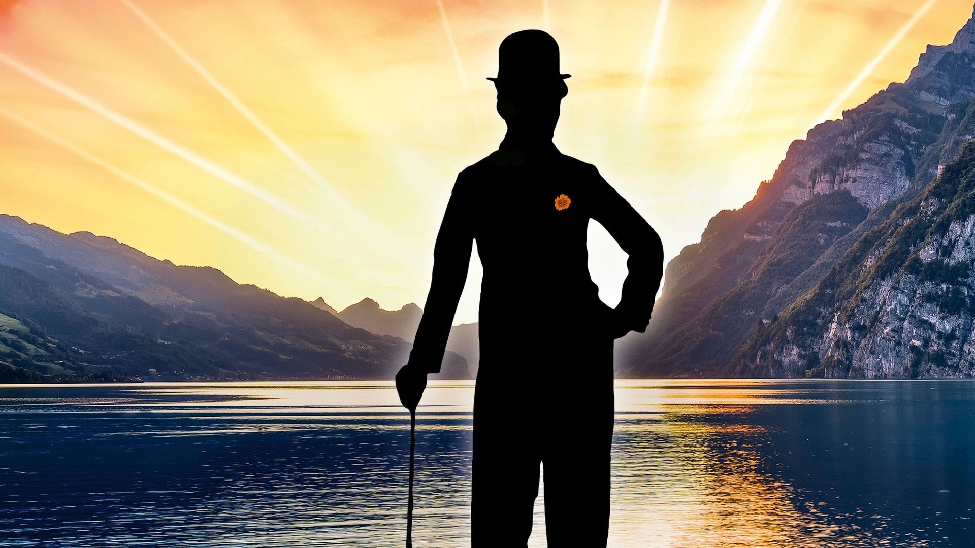 Walensee-Bühne mit dem Musical Chaplin – das Musical vor der Bergkulisse des Walensees und Publikum vor der Openair-Bühne.