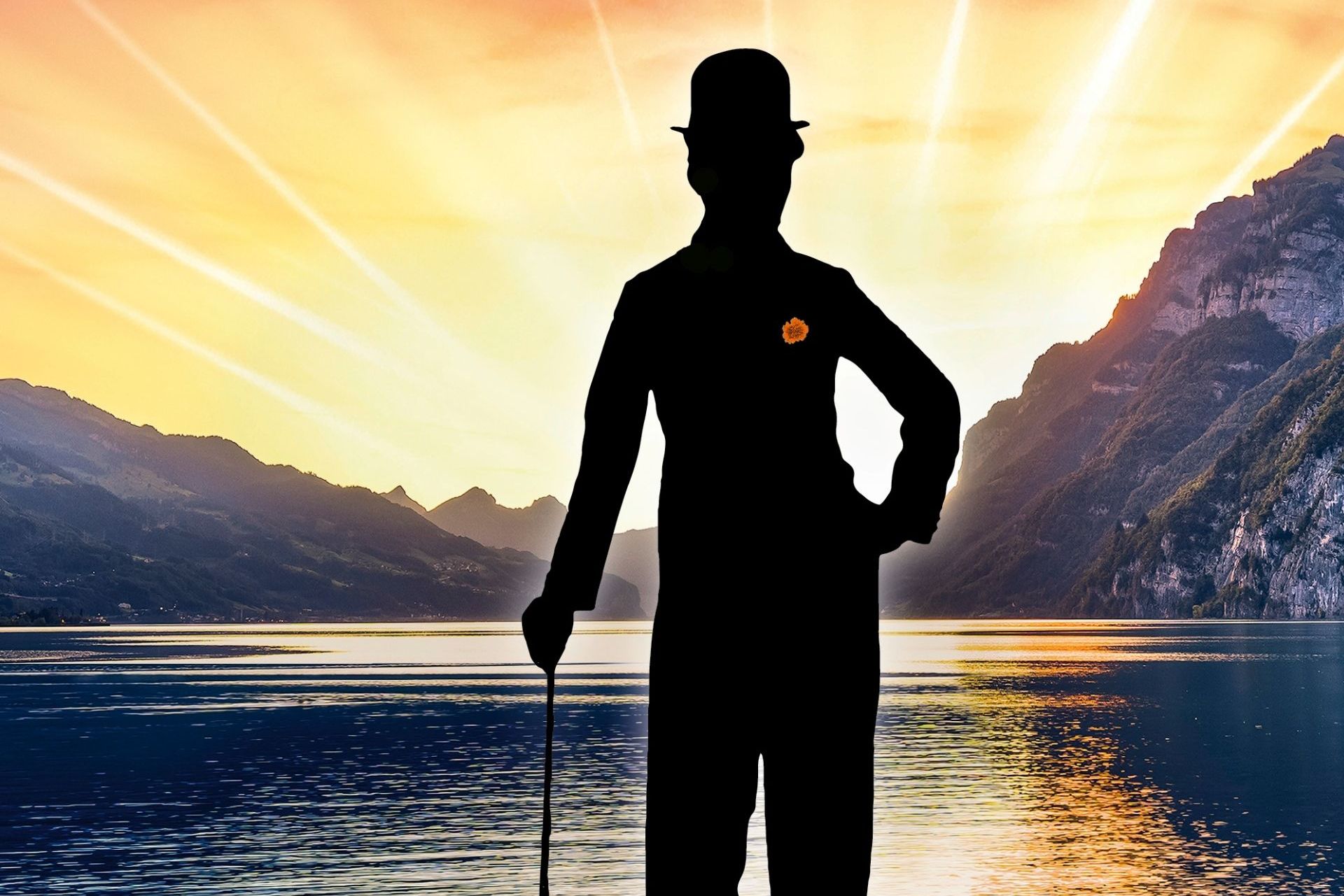 Walensee-Bühne mit dem Musical Chaplin – das Musical vor der Bergkulisse des Walensees und Publikum vor der Openair-Bühne.
