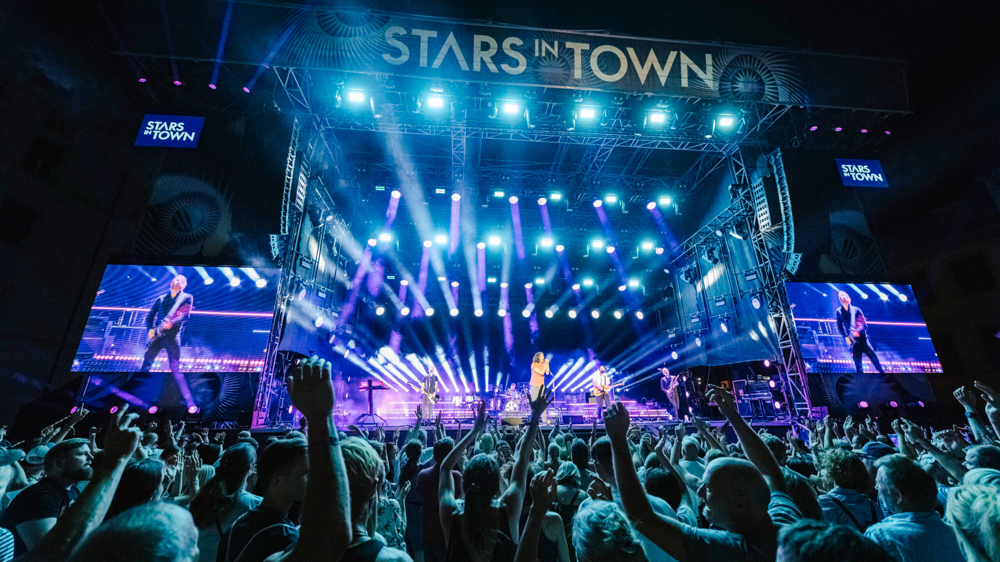 Public dansant lors d’un concert au festival Stars in Town.