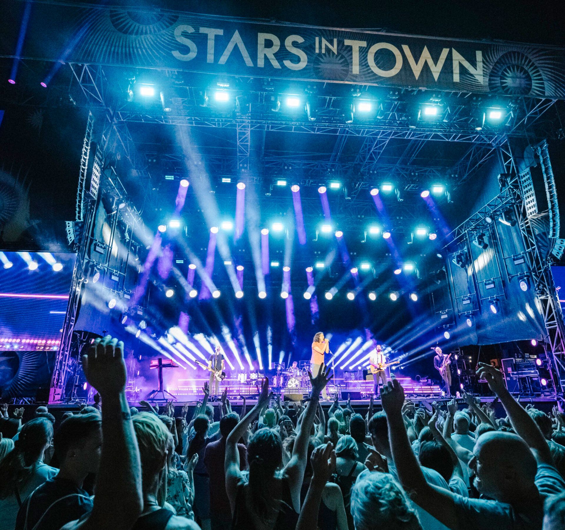 Tanzendes Publikum bei einem Konzert auf dem Festival Stars in Town.