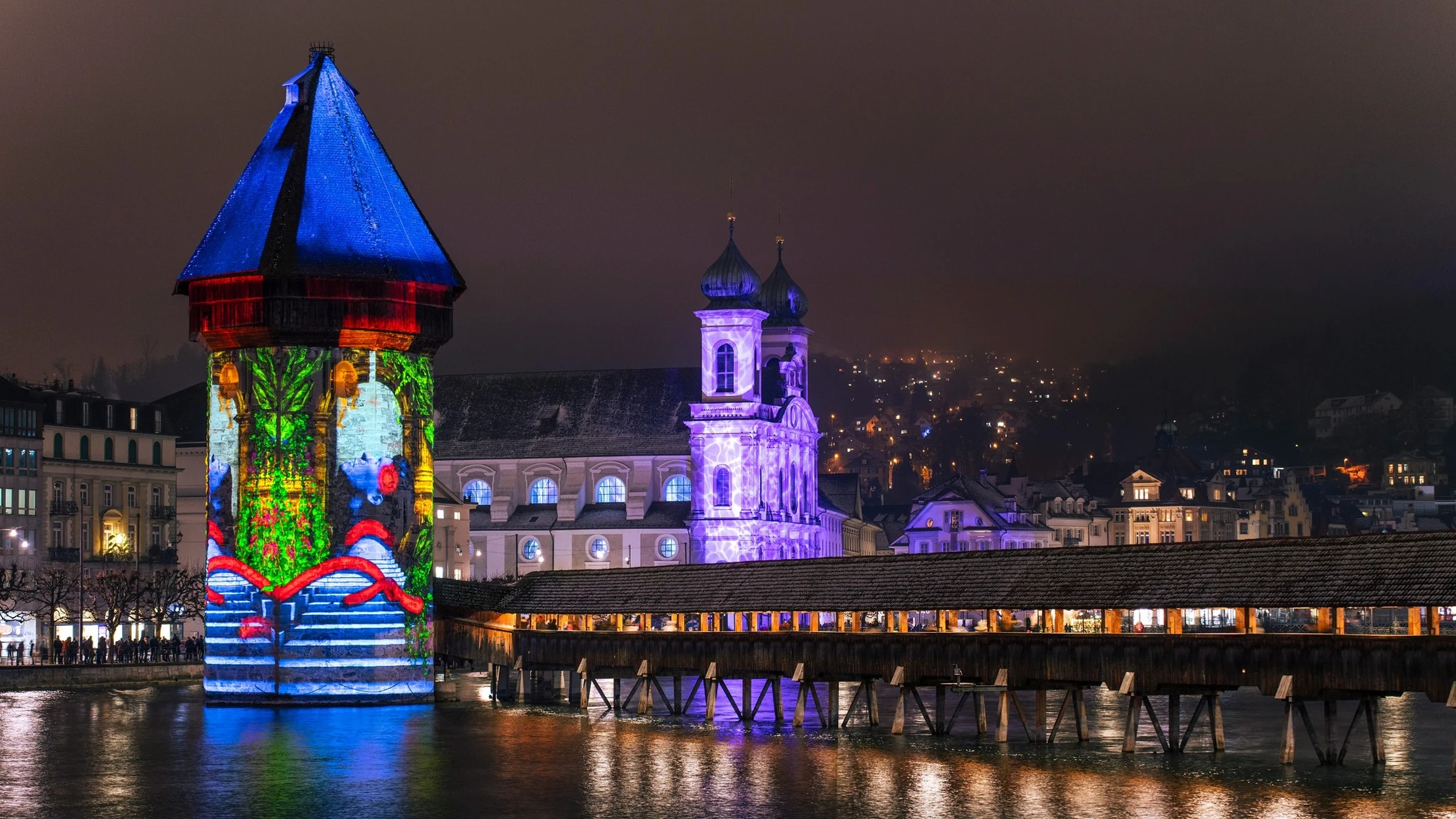 Blick auf das Lilu mit farbigen Lichtern, die die historische Altstadt erleuchten.