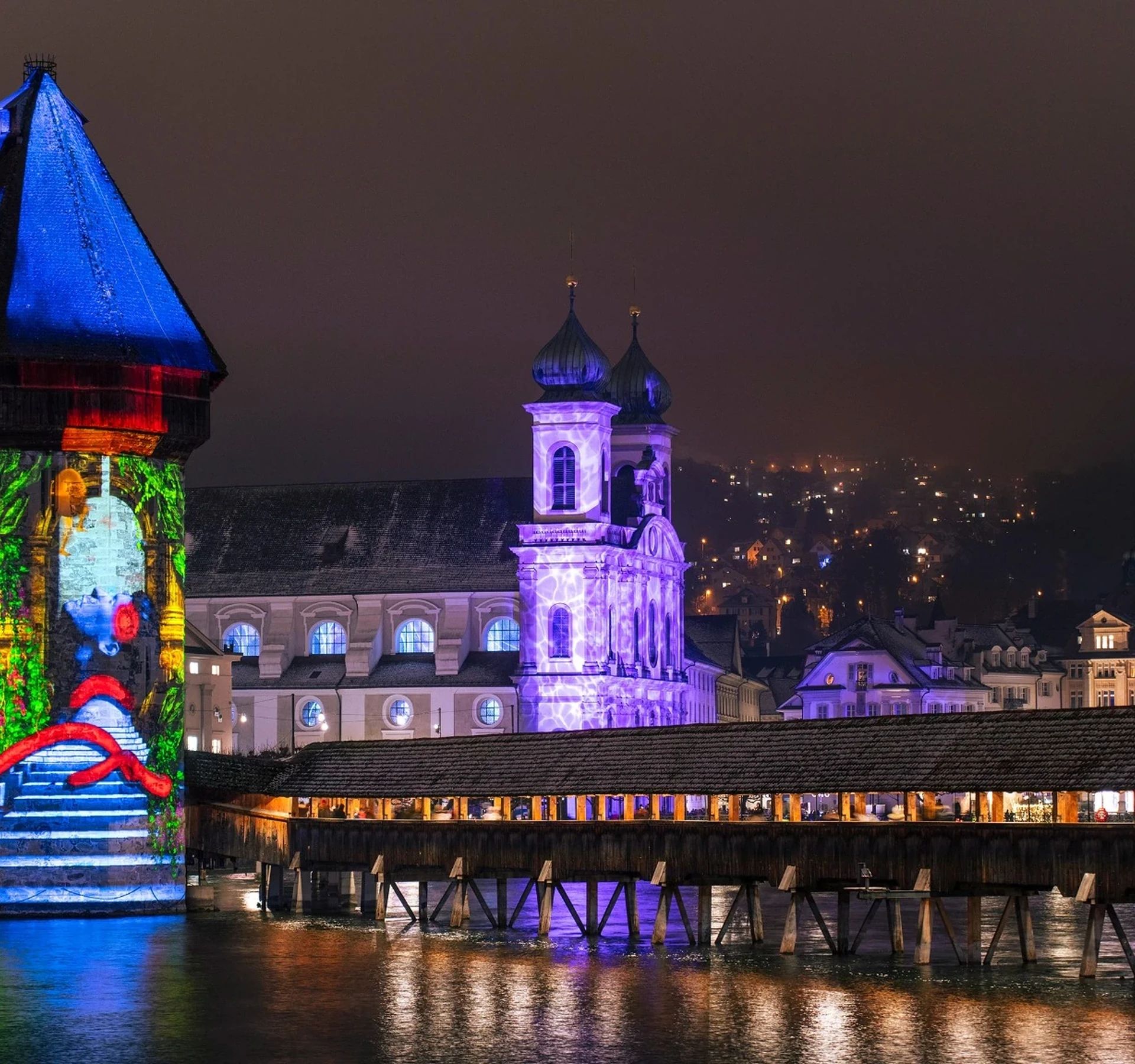 Blick auf das Lilu mit farbigen Lichtern, die die historische Altstadt erleuchten.